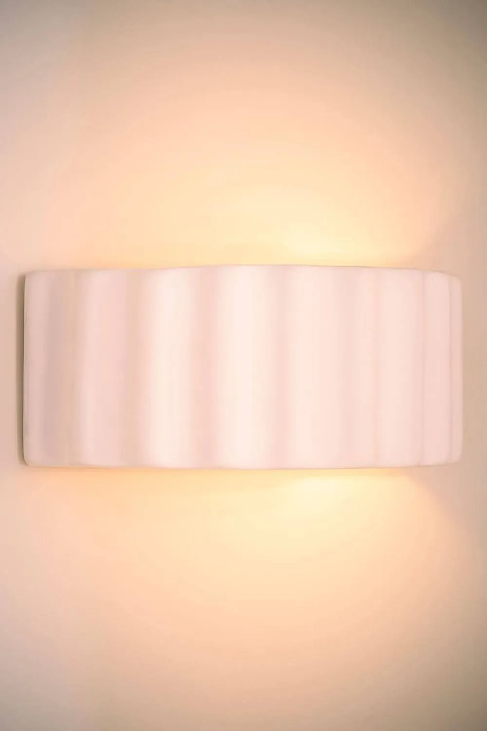 ValueLights Pablo Curved Ribbed Ceramic Flush Wall Sconce Light with Bulb in Soft White 2