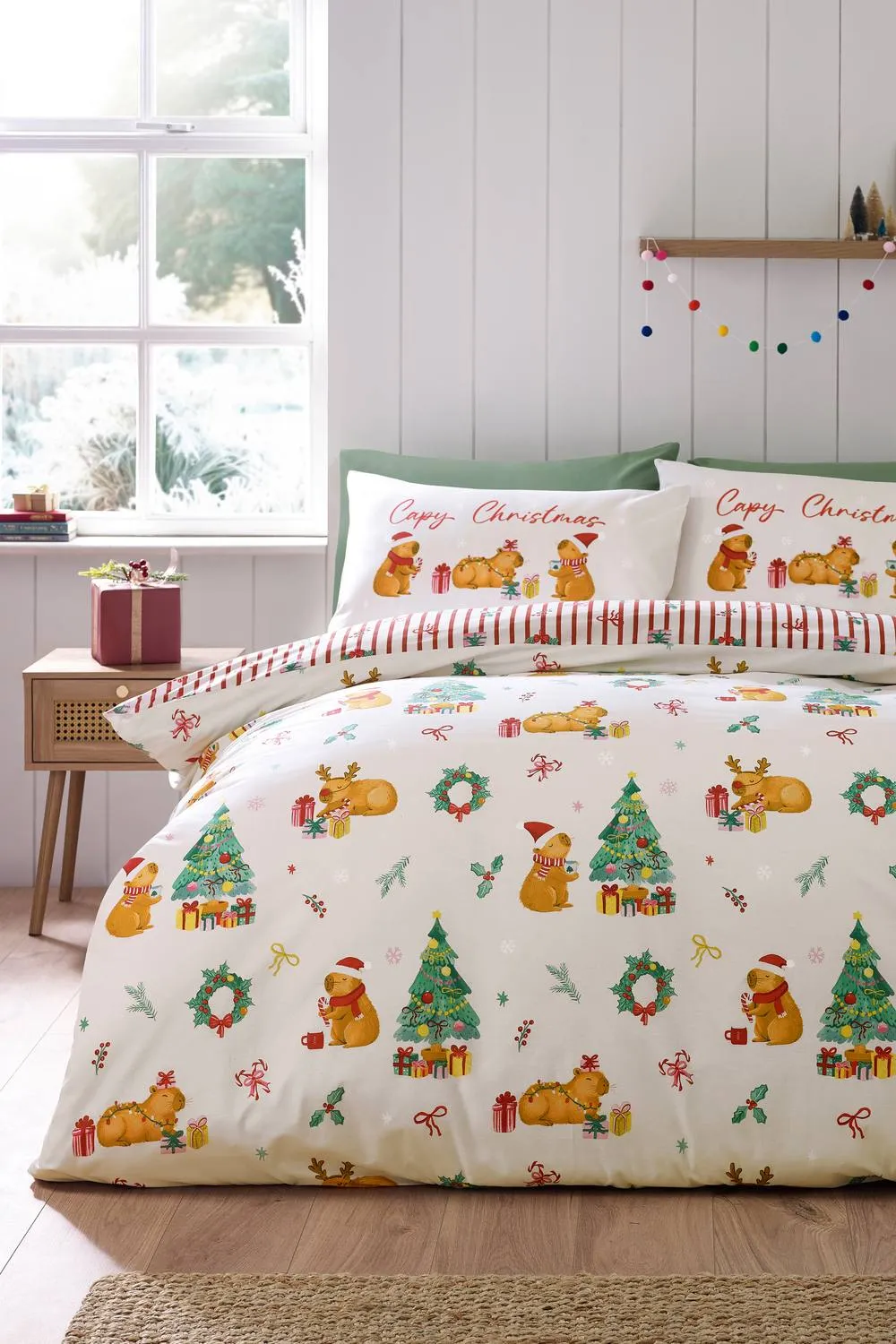 Catherine Lansfield 'Capybara Christmas' Reversible Duvet Cover Set in Cream