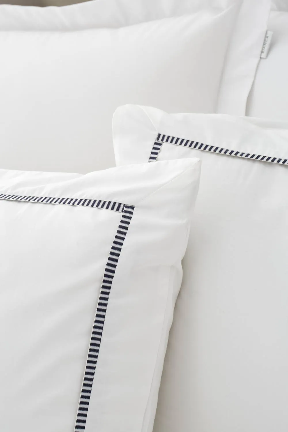 Bianca Contrast Trim 200 Thread Count Cotton Duvet Cover Set in White 3