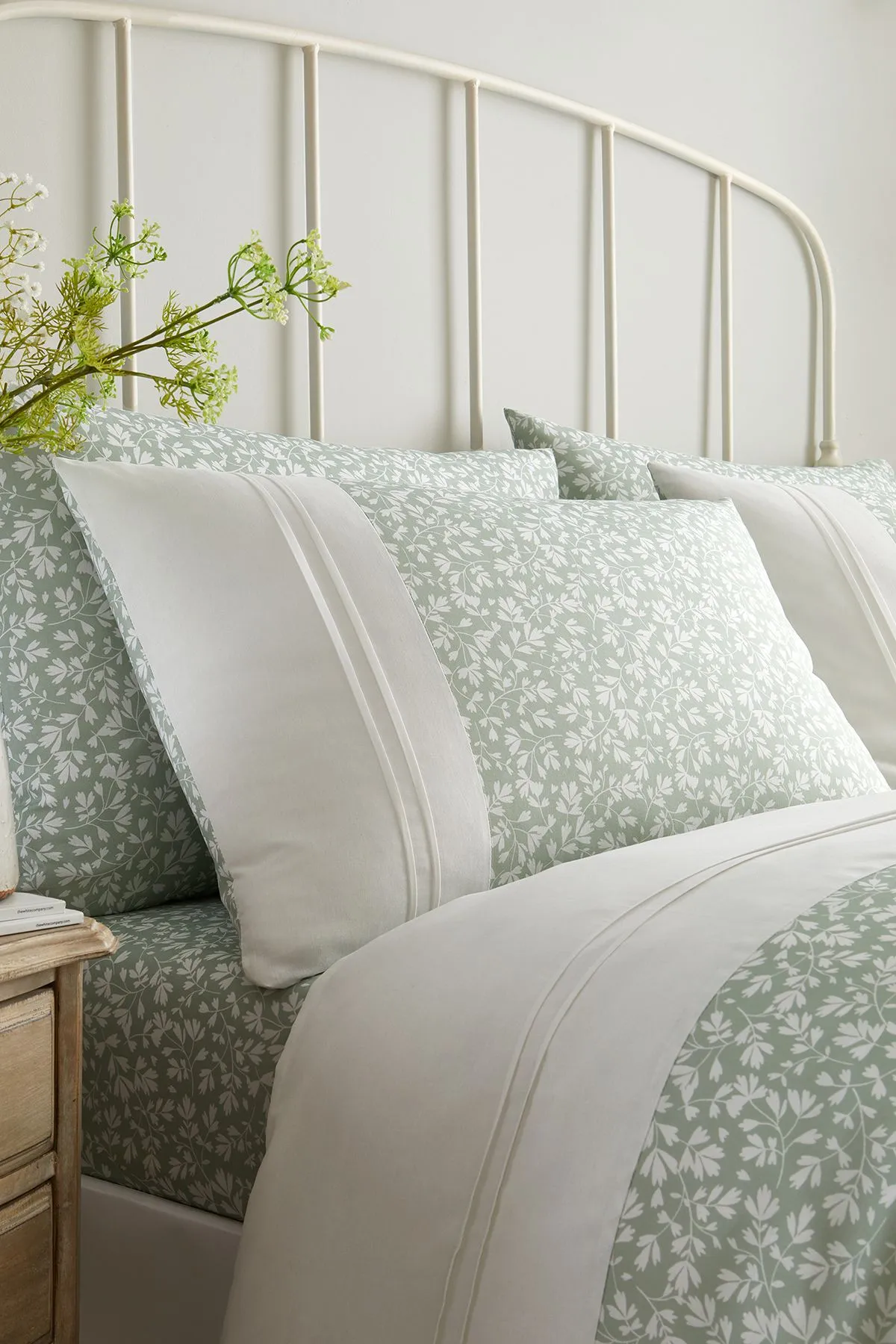 Dreams & Drapes 'Tess' Easy Care Ditsy Floral Leaf Print Duvet Cover Set in Green 2