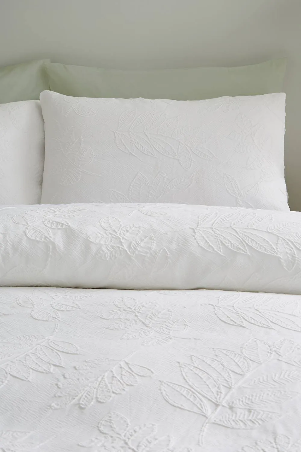 Catherine Lansfield 'Jacquard Leaves' Duvet Cover Set in White 2