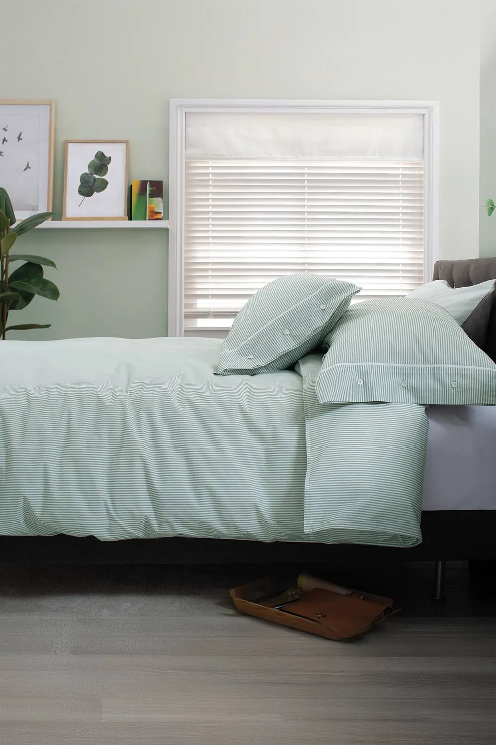 The Lyndon Company Southport Green 100% Cotton Cuffed Finish Duvet Cover Set 2