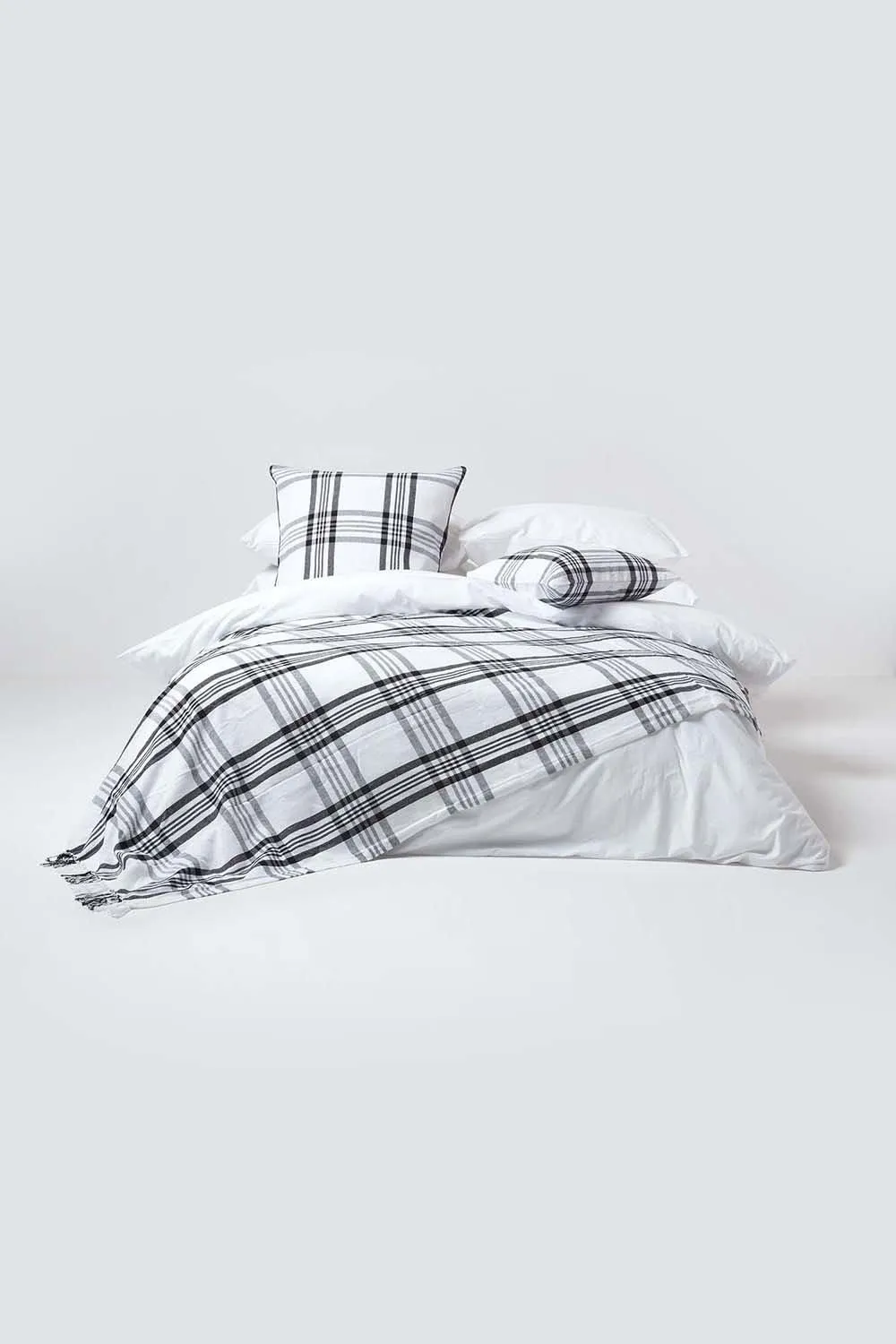 Homescapes Tartan Pattern Cushion Cover in White 4
