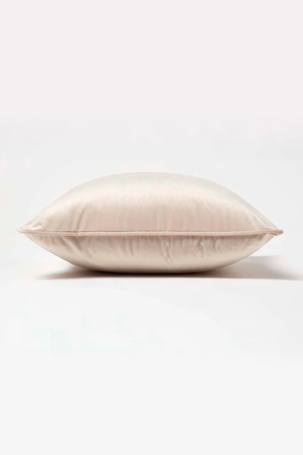Homescapes Filled Velvet Cushion with Piped Edge 46 x 46 cm in Cream 4