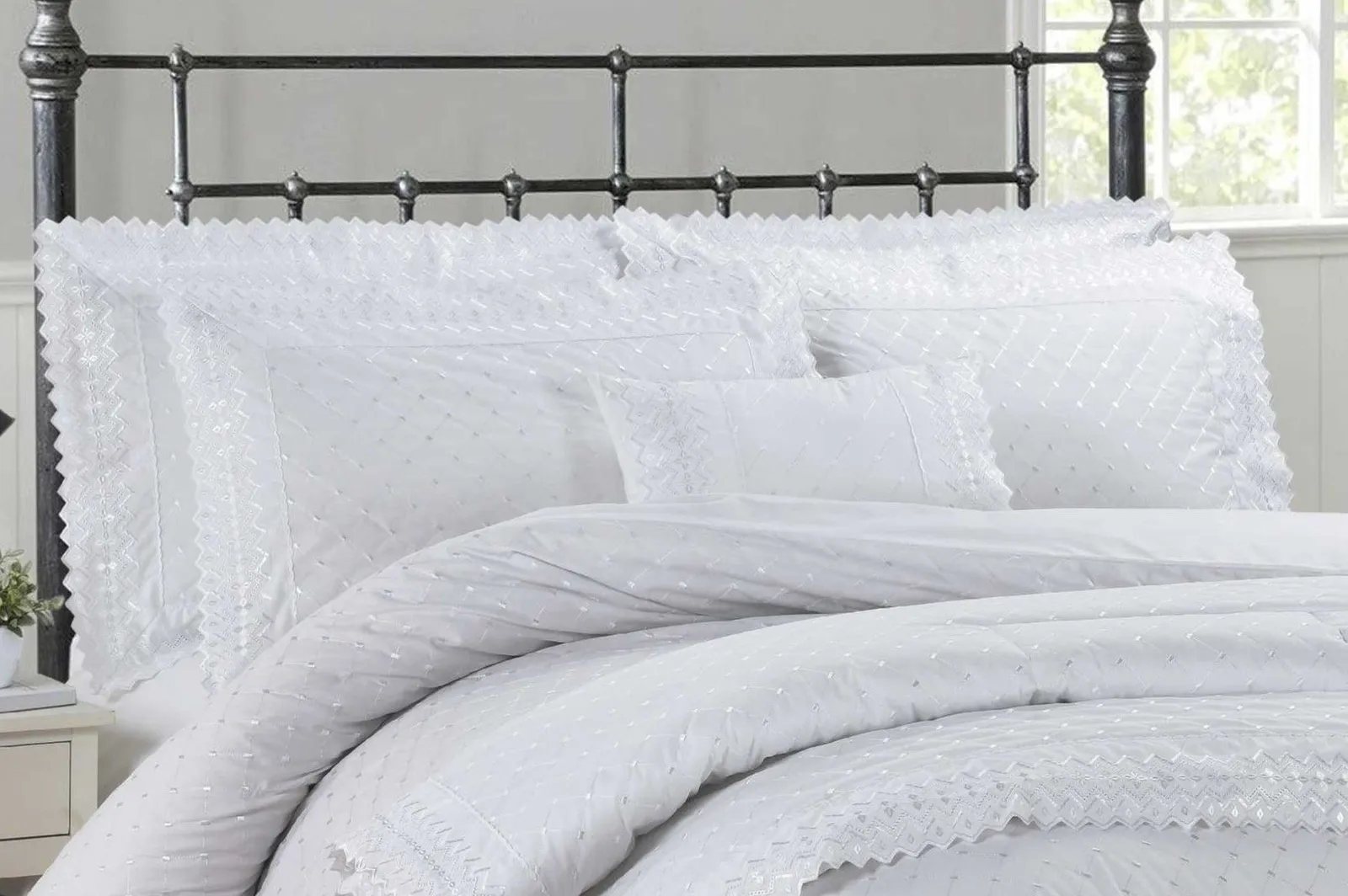Rapport Home Richmond Boudoir Filled Cushion (50x30 cm) in White
