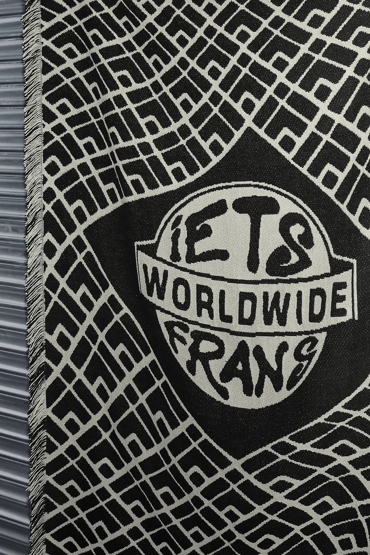 iets frans. Art Throw Blanket - Black/White ALL 3