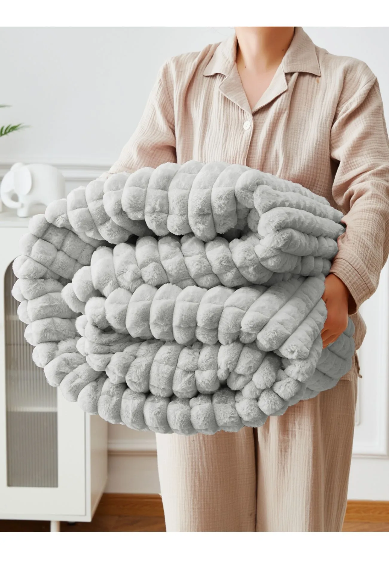 Ezysleep Super Soft Luxury Faux Fur Box Throw in Silver