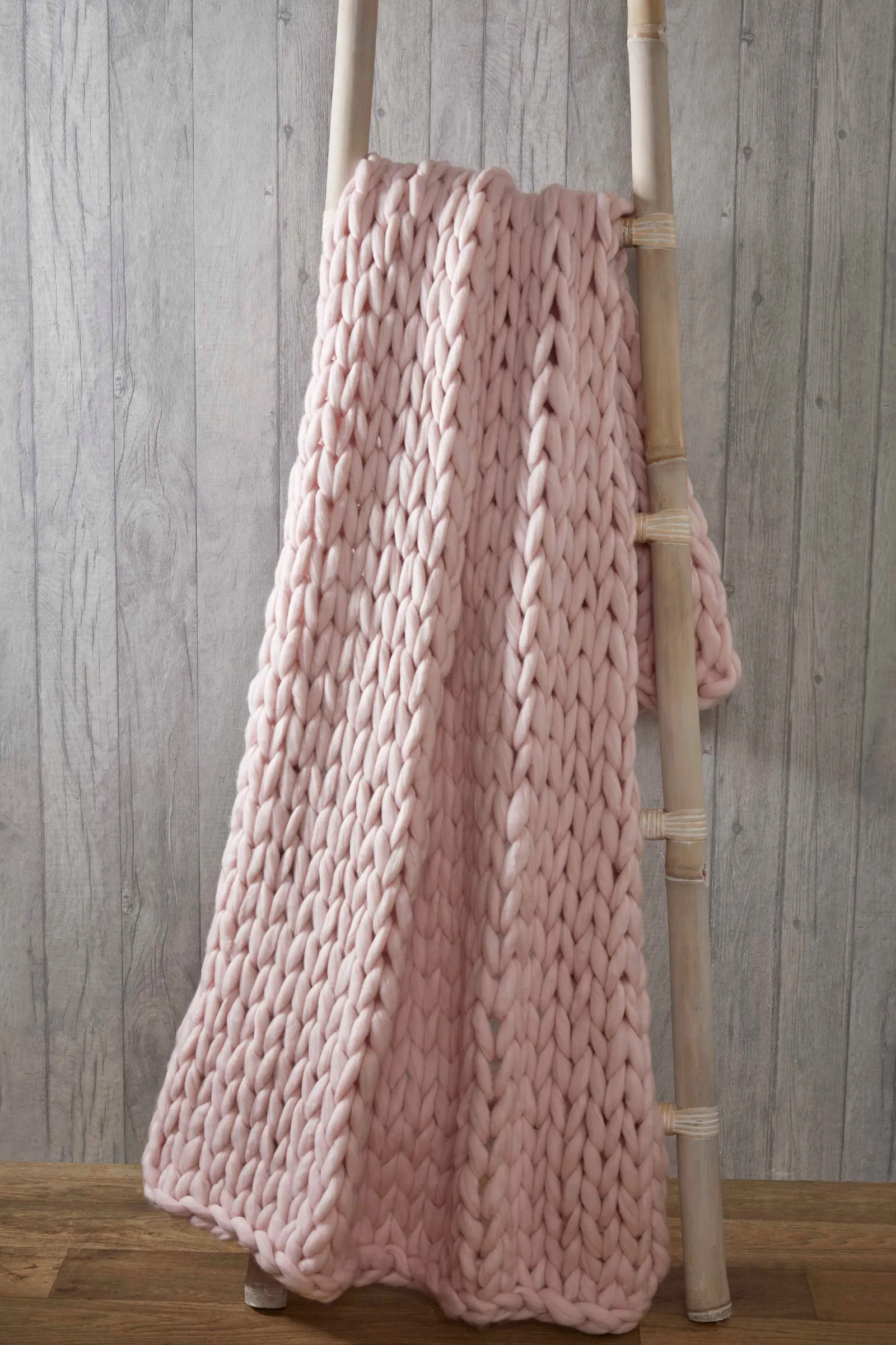 Rapport Home Cable Knit Polyester Throw (120x150 cm) in Dusty Pink