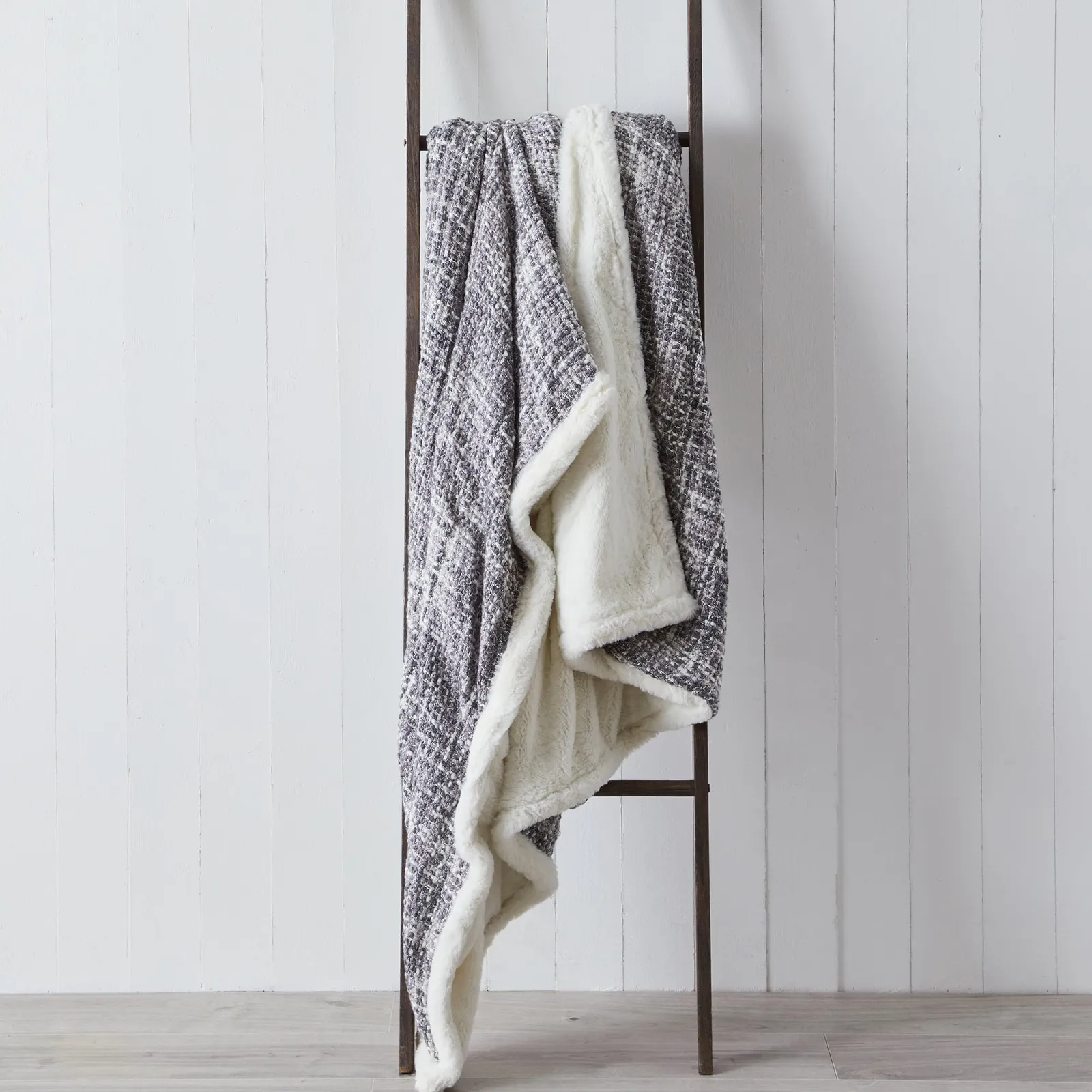Riva Home Lexa 140cm x 180cm Throw Silver
