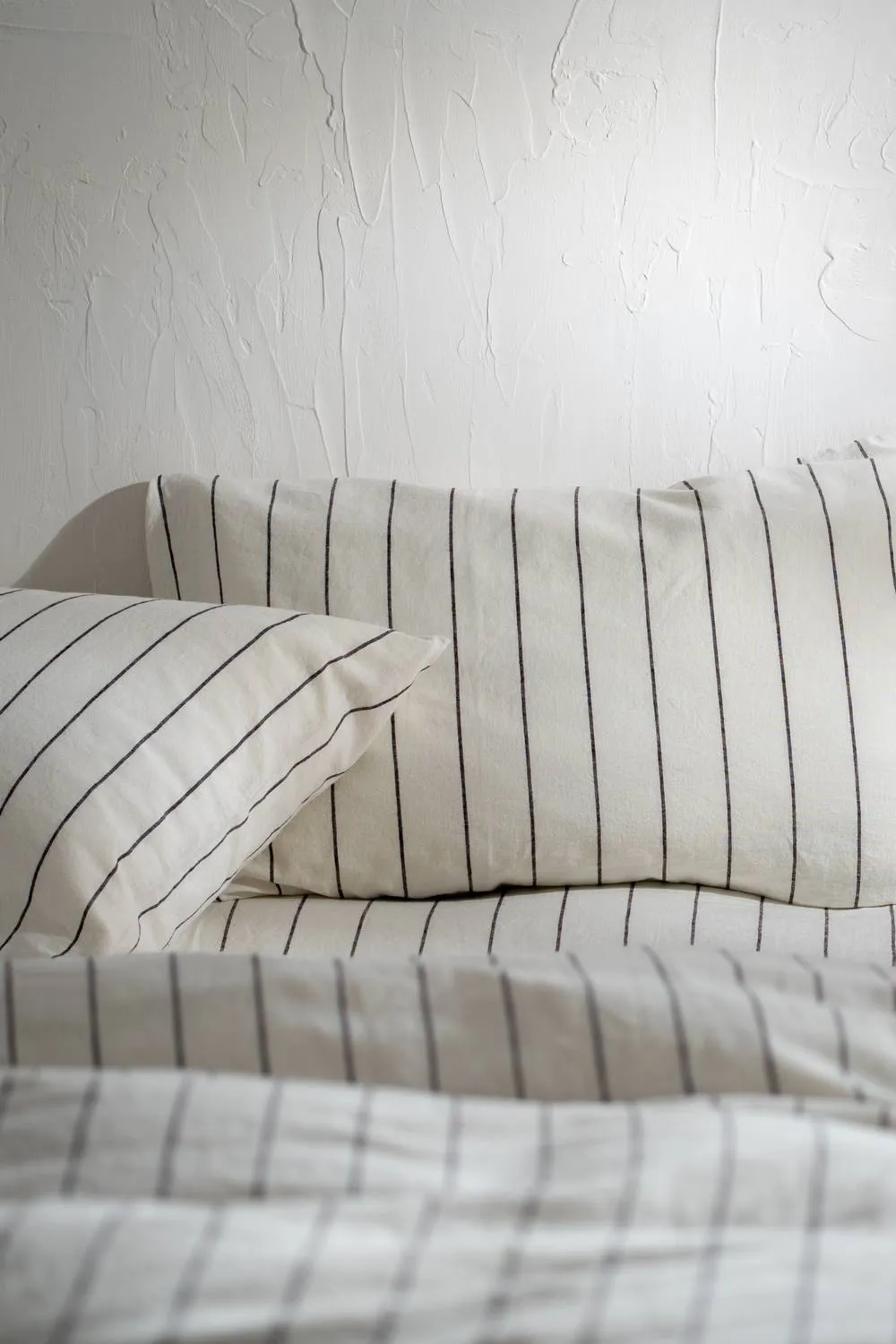Soak&Sleep White/Blackberry Pinstripe Linen/Cotton Housewife Pillowcase Pair in White 3