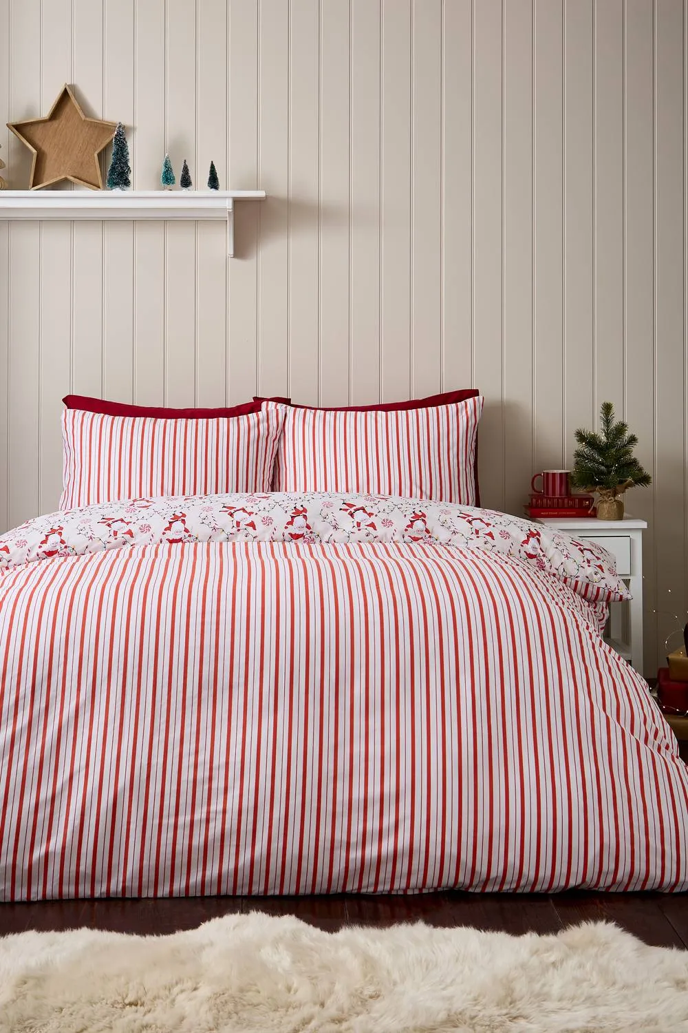 Catherine Lansfield Christmas Santas Reversible Duvet Cover Set in Red 2