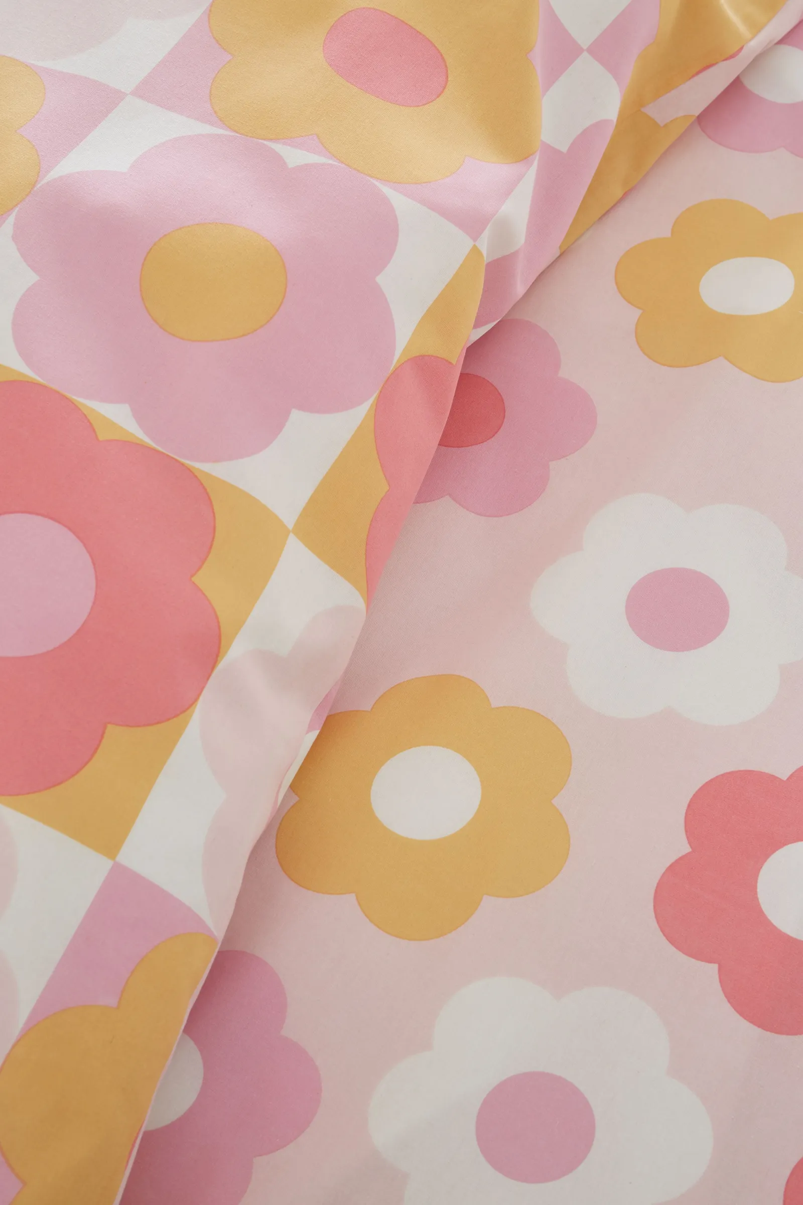 Catherine Lansfield 'Retro Daisy' Reversible Duvet Cover Set in Pink 4