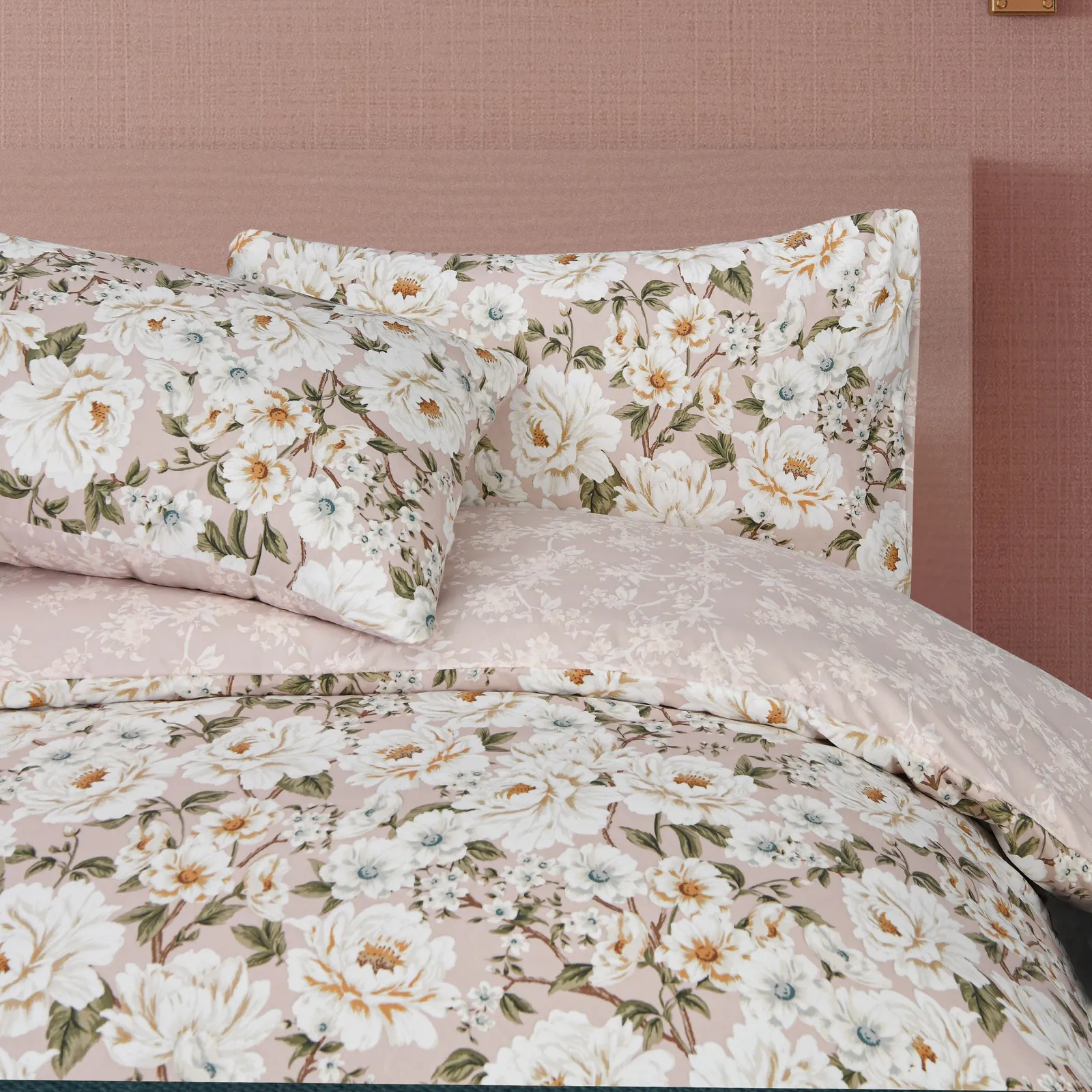 Smart Living Luxury Soft Reversible Elegant Blooms Duvet Cover & Pillowcases in Pink 3