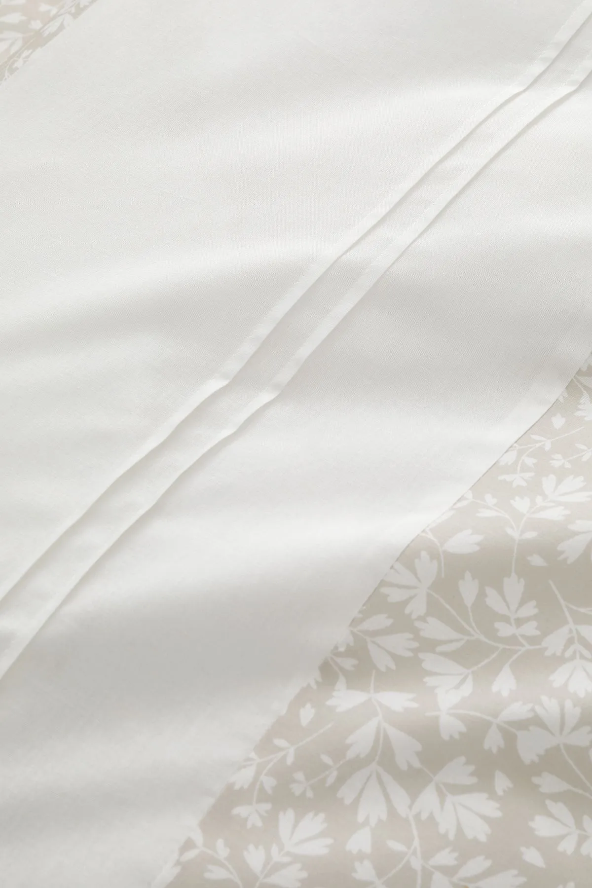 Dreams & Drapes 'Tess' Easy Care Ditsy Floral Leaf Print Duvet Cover Set in Natural 3