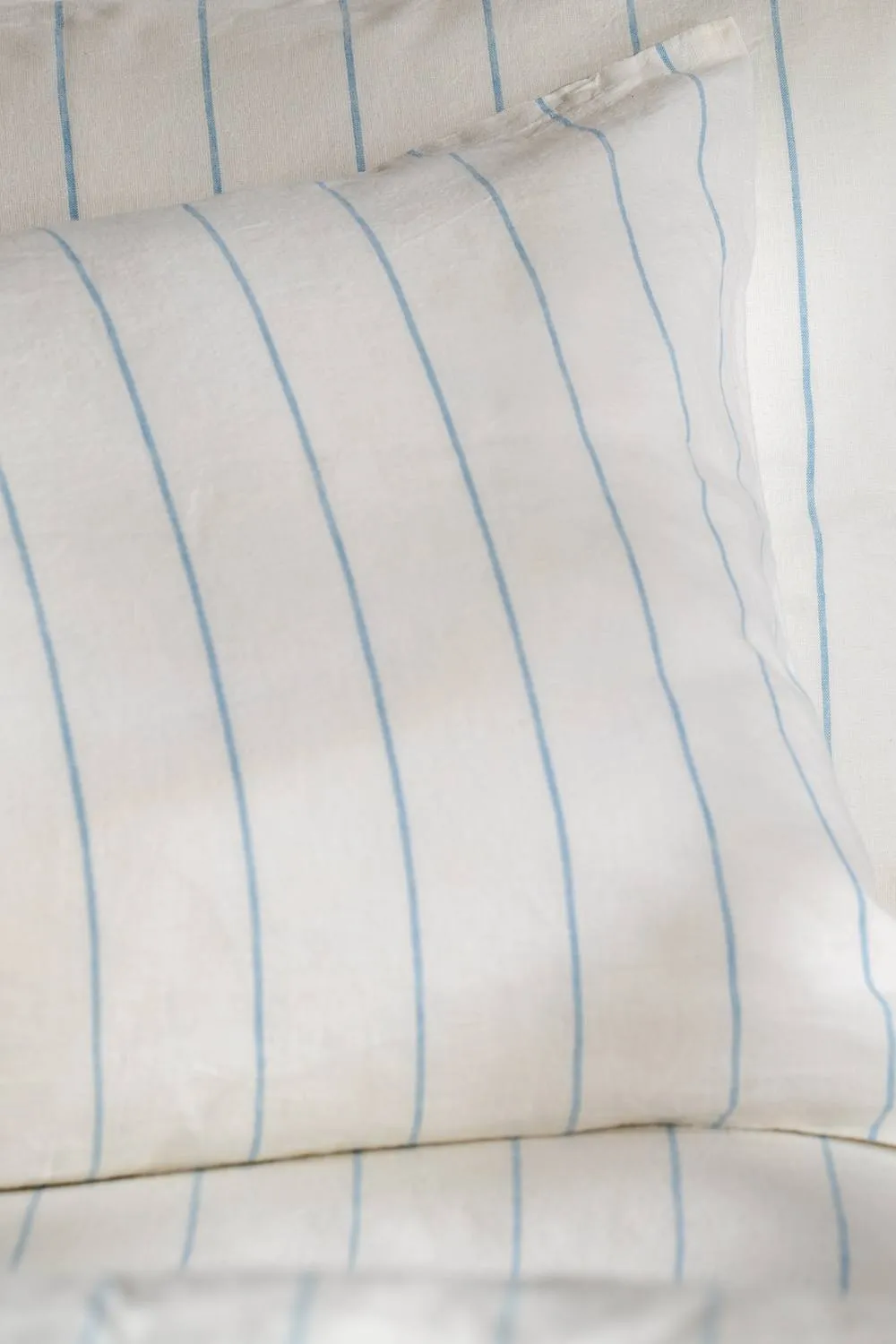 Soak&Sleep White/Blue Pinstripe Linen/Cotton Housewife Pillowcase Pair in White 3