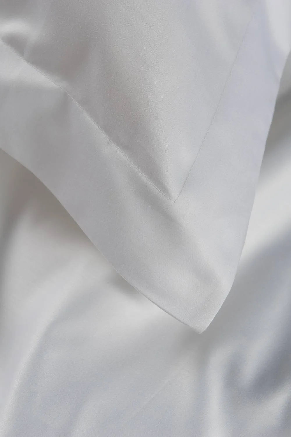 The Lyndon Company Peninsula 1000 Thread Count Sateen Oxford Pillowcase in White 3
