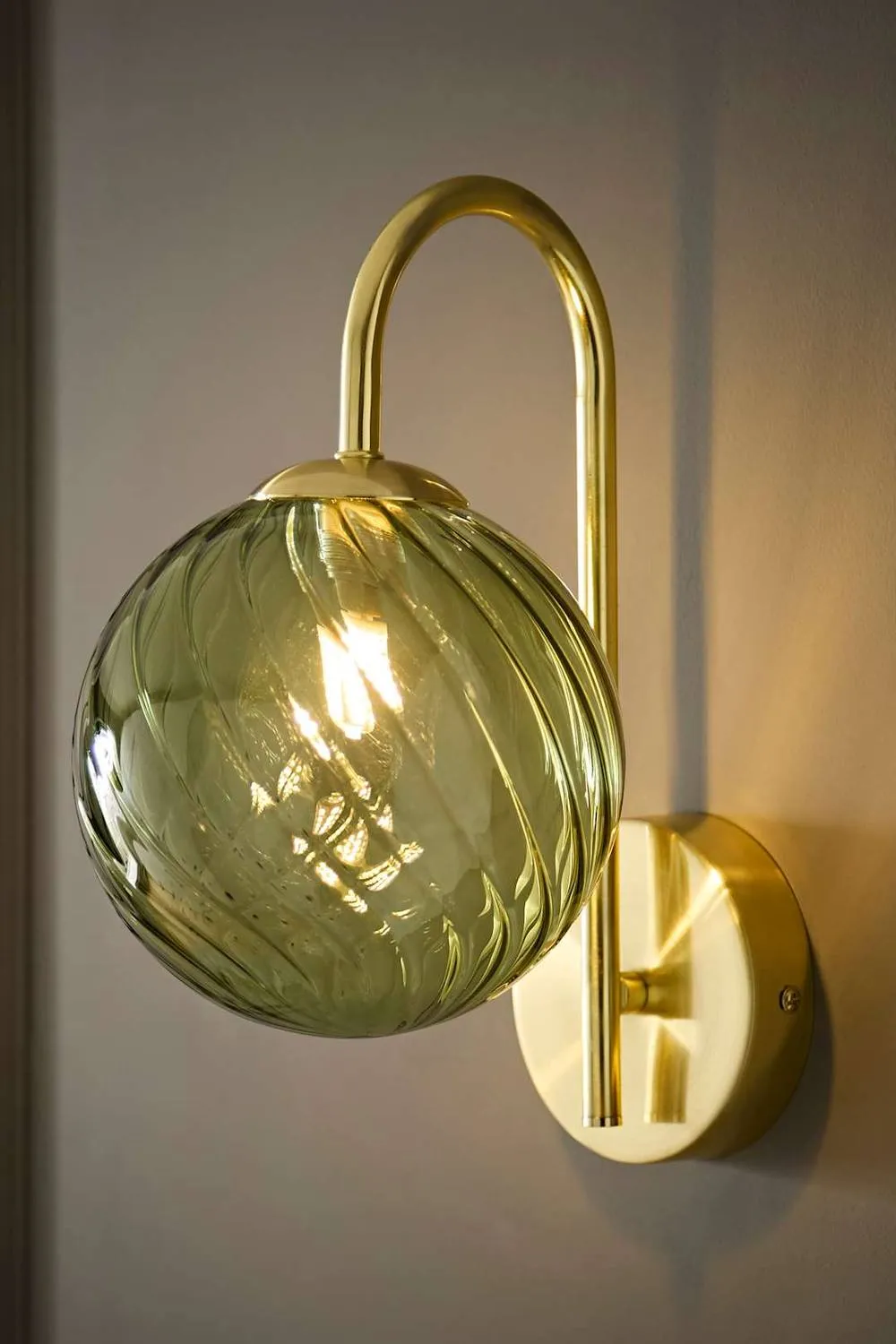 ValueLights Sydney Single Glass Swirl Shade Metal Wall Light Fitting & Bulb in Gold 3