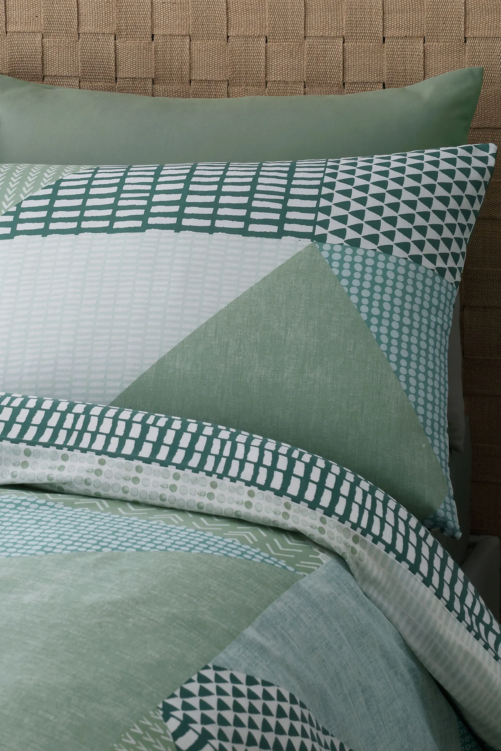 Catherine Lansfield 'Larsson Geo' Duvet Set in Green 2