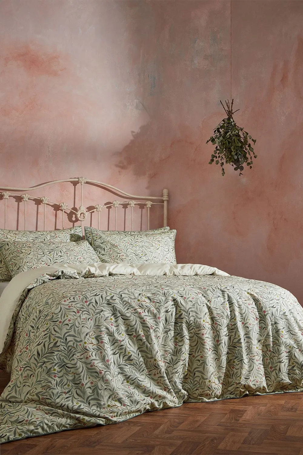 Edinburgh Weavers Malory Botanical Luxury Cotton Piped Duvet Cover Set in Green