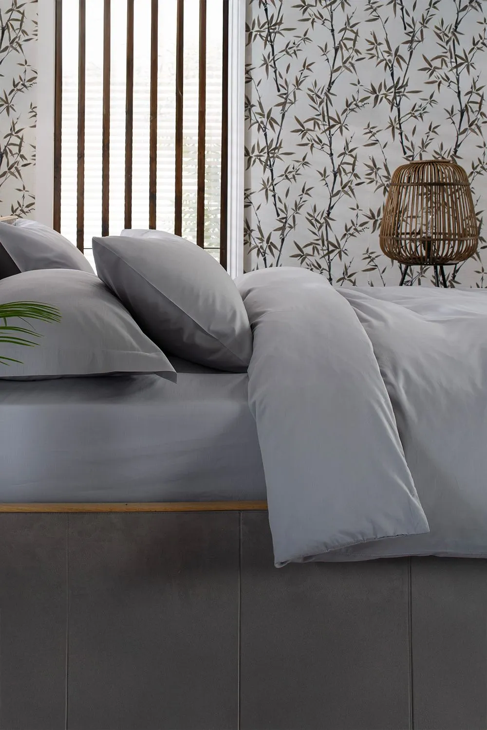 The Lyndon Company Luxury 200 Thread Count 100% Cotton Fitted Sheets in Silver 1