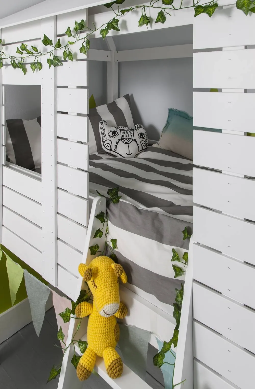 Nöa and Nani Christopher Jungle Treehouse Midsleeper Bed & Canvas Windows in White 4
