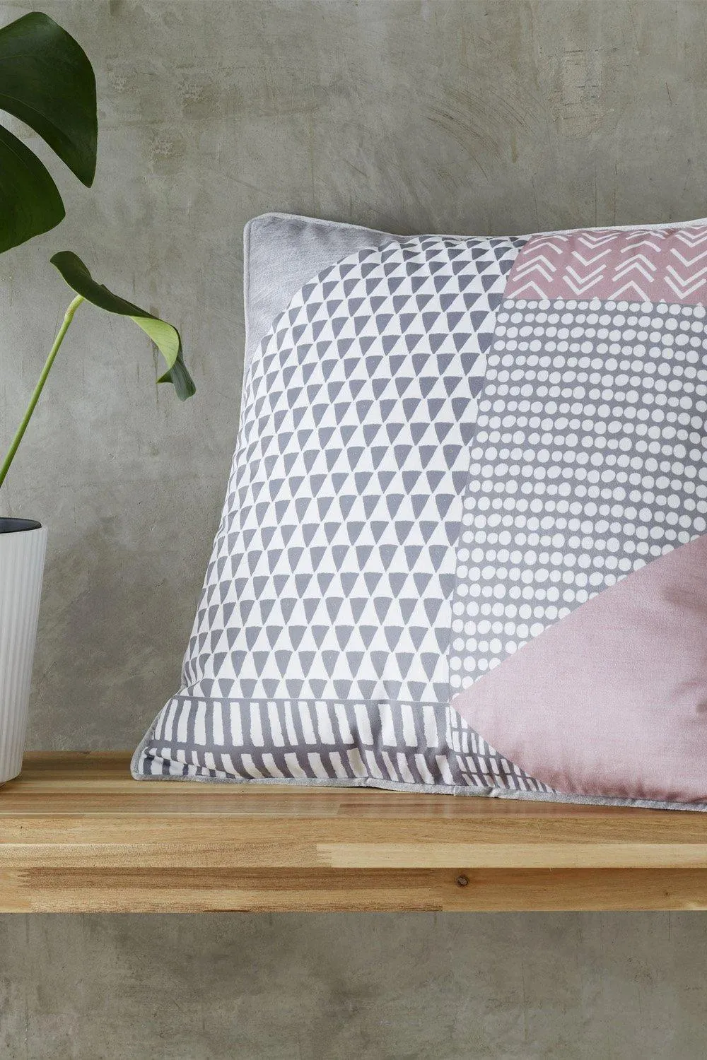 Larsson Geo Cushion