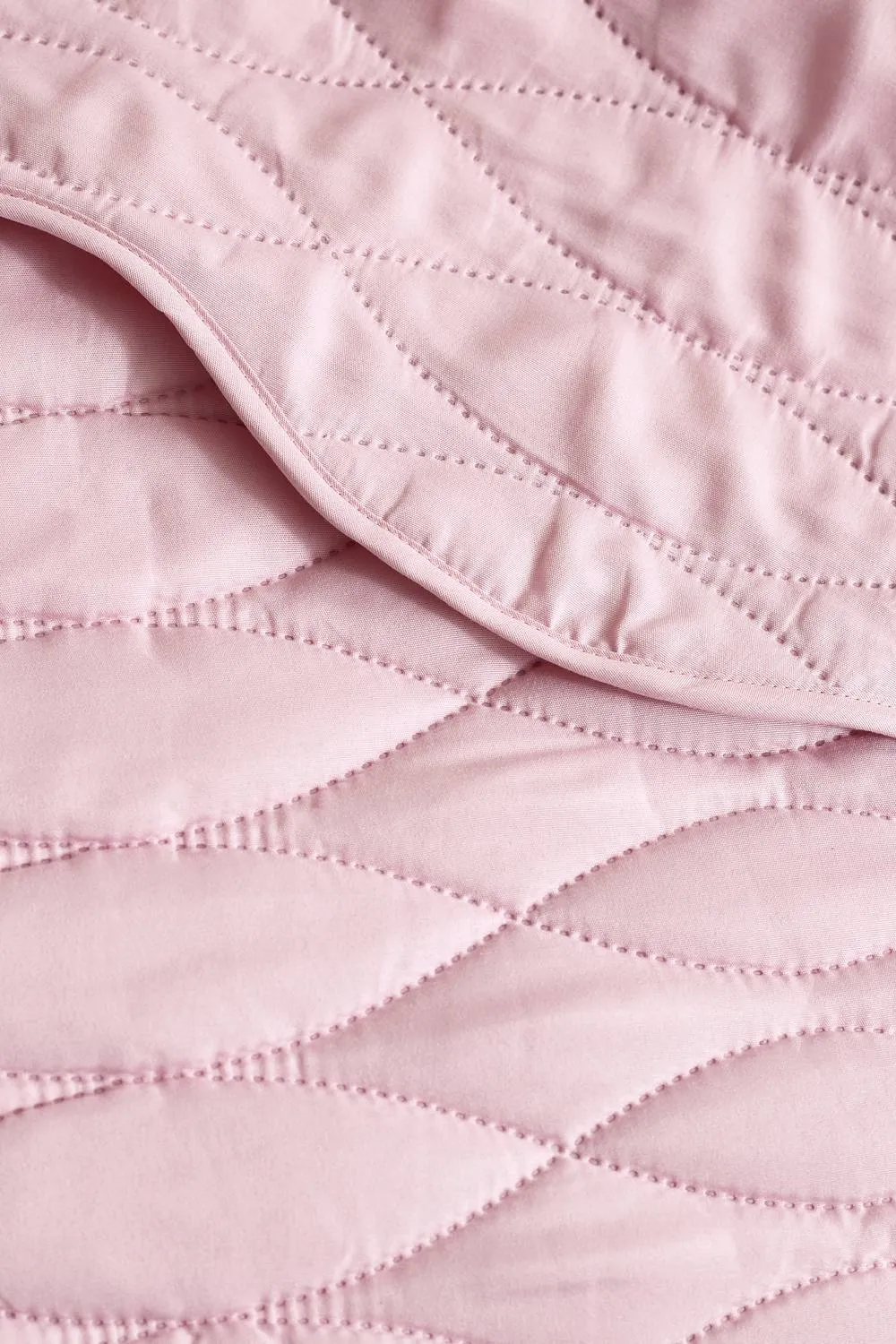 Catherine Lansfield 'Scallop Waves' Quilted Bedspread in Pink 2