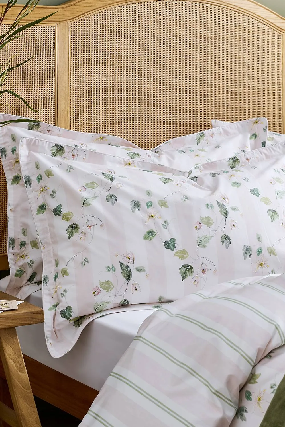 CHRISTY 'Snowdrops' Winter Bloom Reversible Cotton Percale Duvet Cover Set in White 5