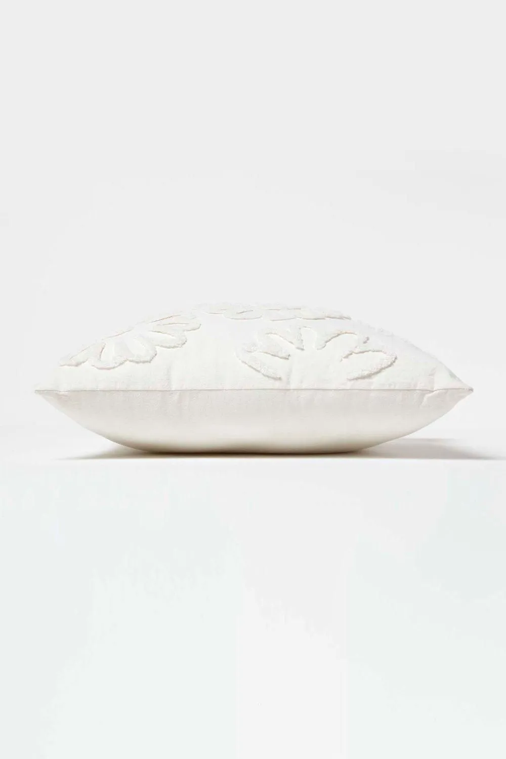 Homescapes Floral Daisy Tufted Cotton Cushion in White 4