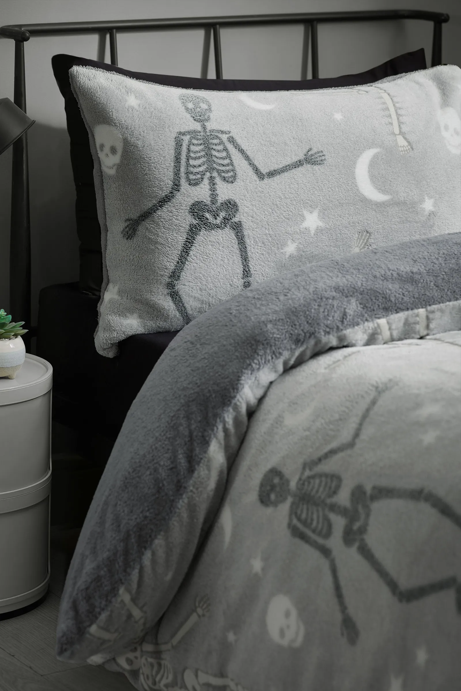 Catherine Lansfield Halloween Skeleton Fleece Glow in the Dark Duvet Cover Set in Grey 3