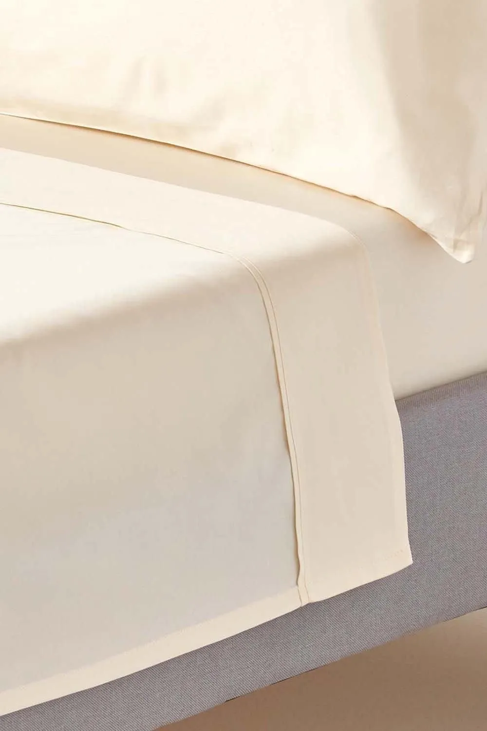 Homescapes Sateen Cotton Flat Sheet 400 TC in Cream 1