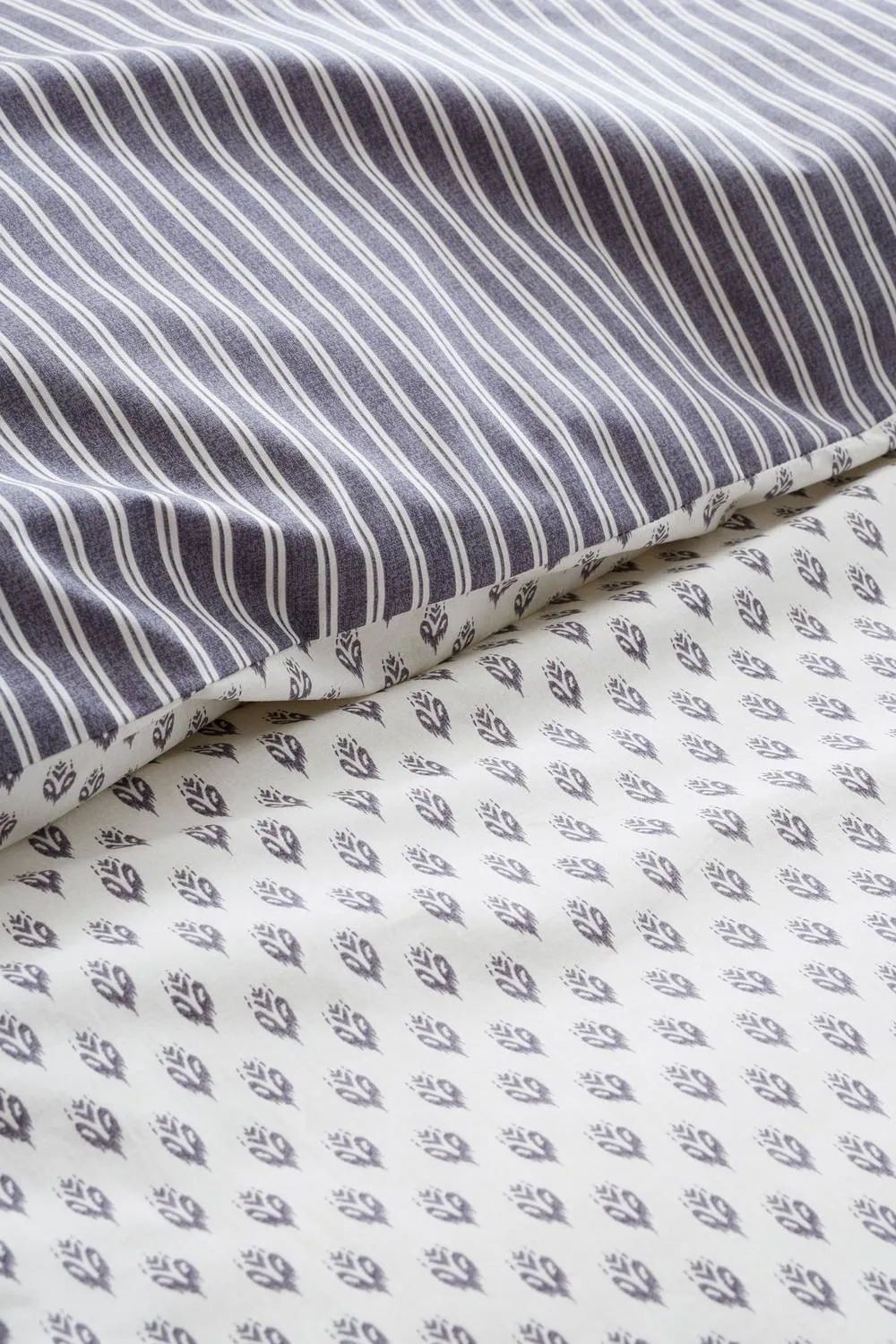 Bianca 'Amelie' 200 Thread Count Cotton Reversible Duvet Cover Set in Blue 5