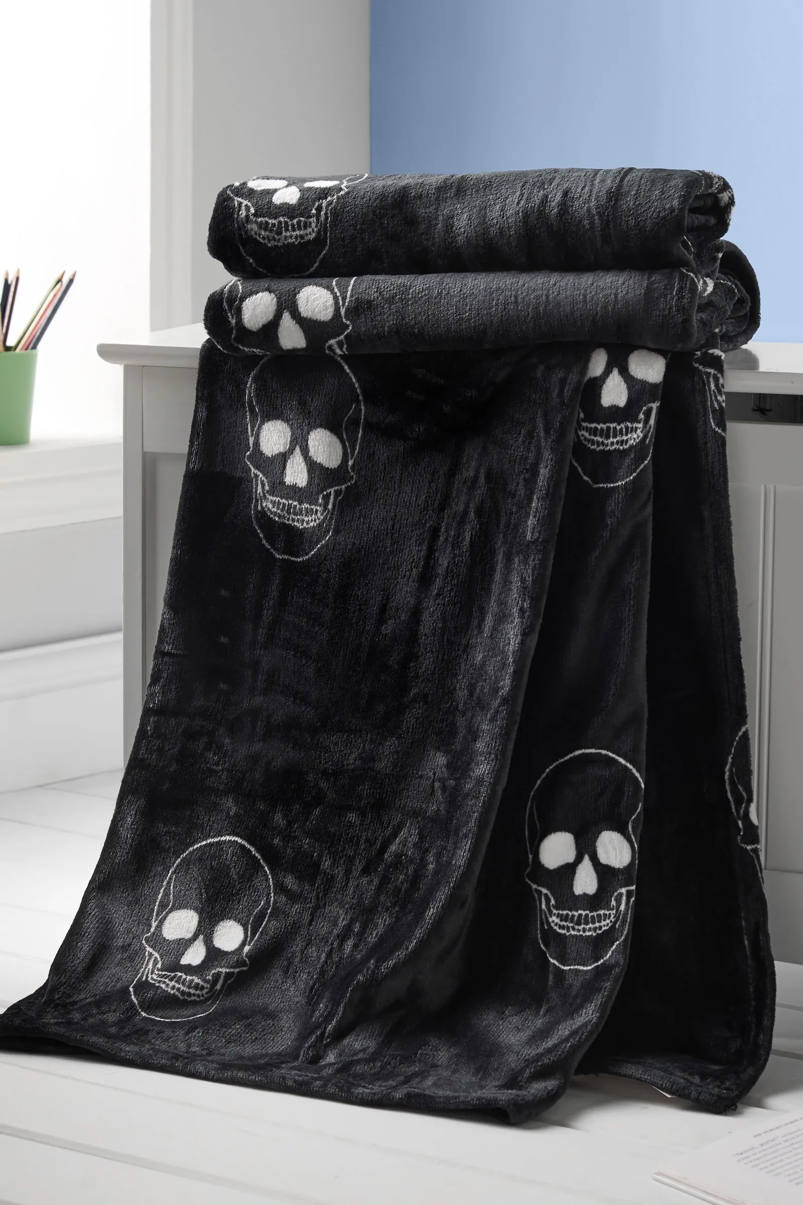 Catherine Lansfield 'Skulls' Halloween Blanket Throw in Grey