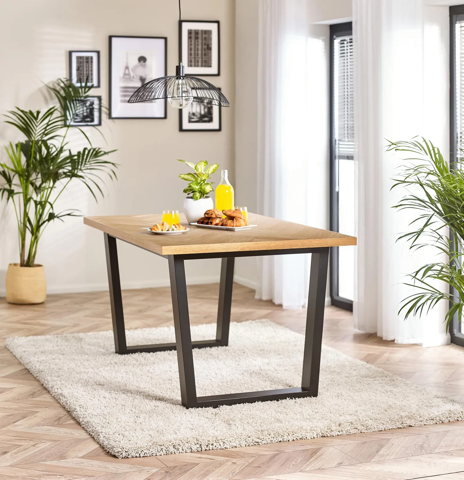 FurnitureboxUK Cotswold Rectangular 6-Seater Oak Coloured Wooden Dining Table With Black Wooden Legs in Light Oak 3