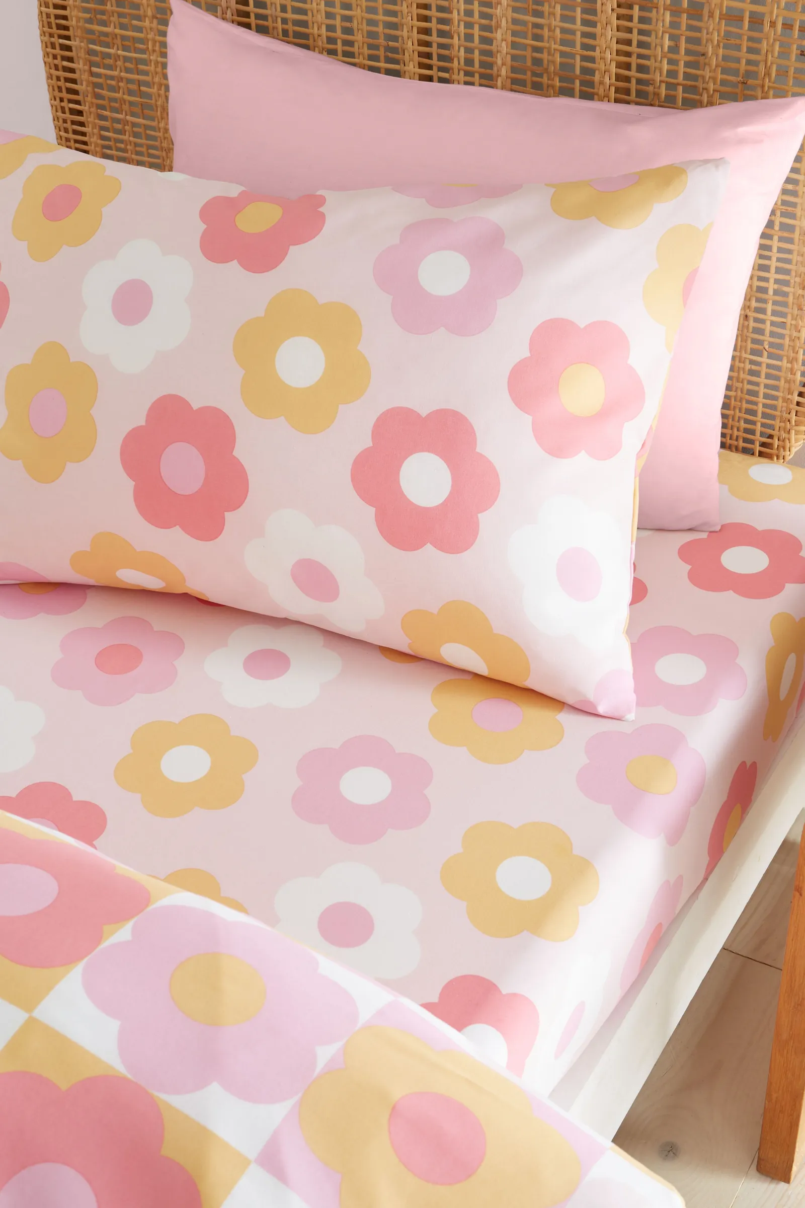 Catherine Lansfield 'Retro Daisy' Fitted Sheet in Pink 1