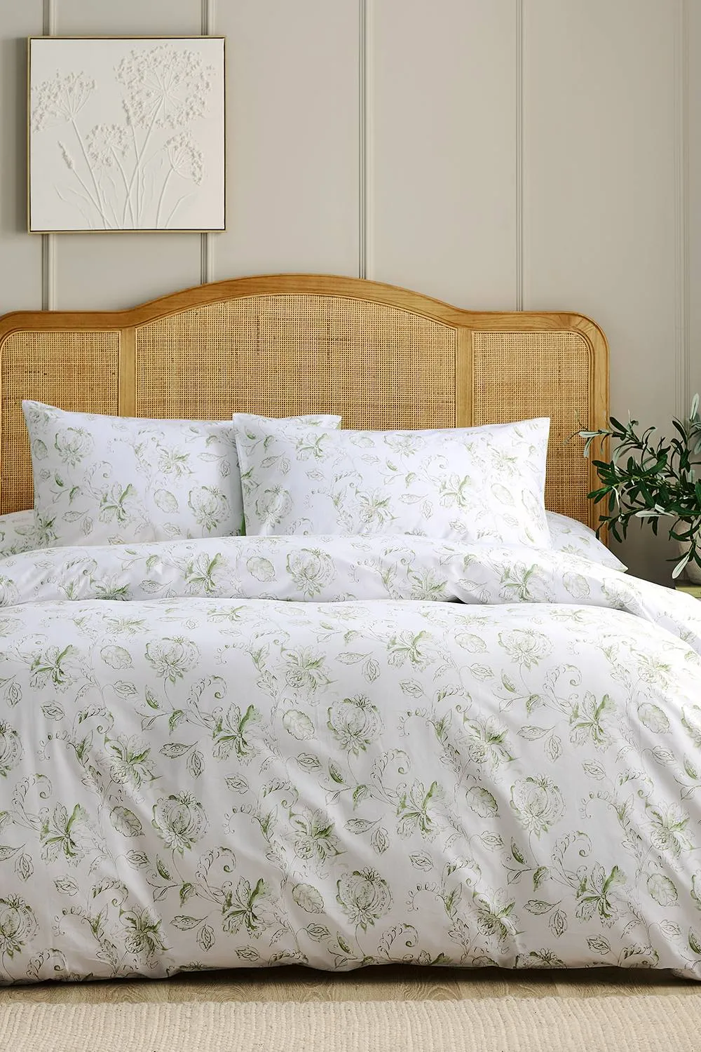 CHRISTY 'Amelia' Floral Cotton Percale Duvet Cover Set in White 2
