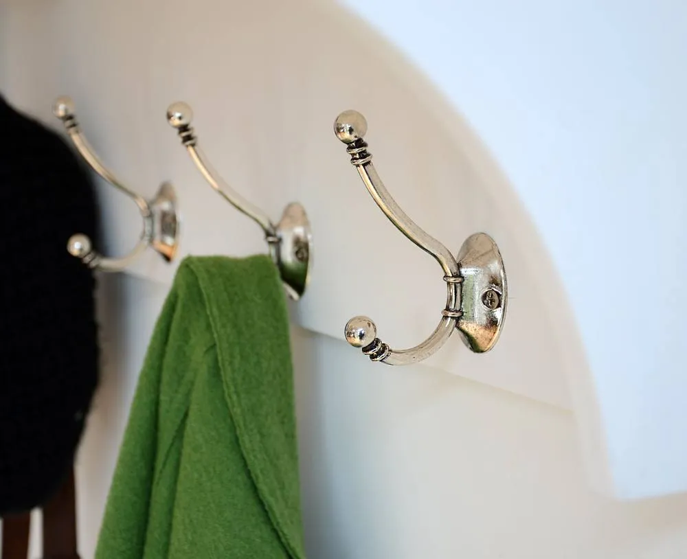 Statement Furniture Tetbury Large Coat Rack Hanging Shelf with 3 Grey Storage Baskets in White 3
