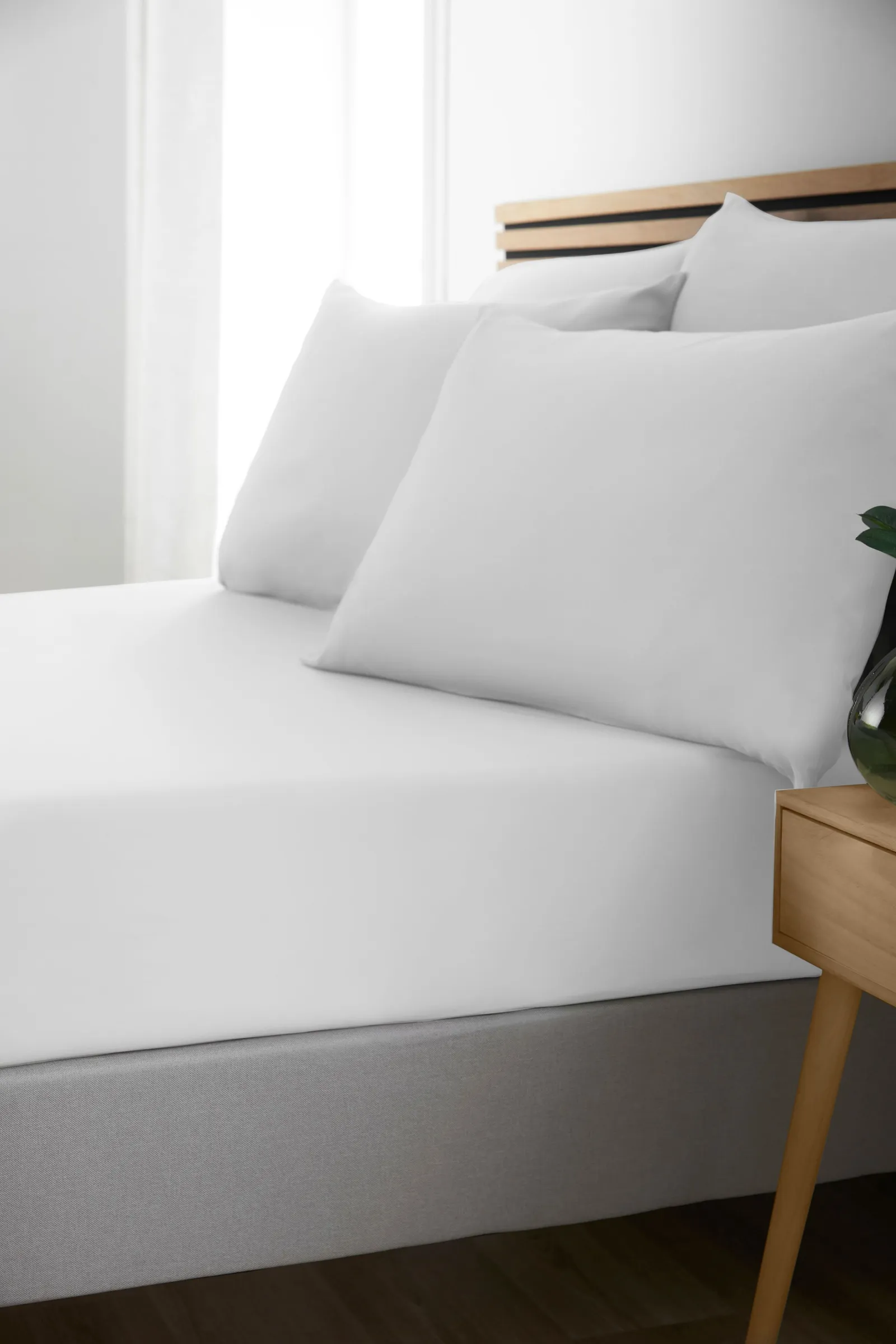 Catherine Lansfield So Soft Non Iron Fitted Sheet in White 1