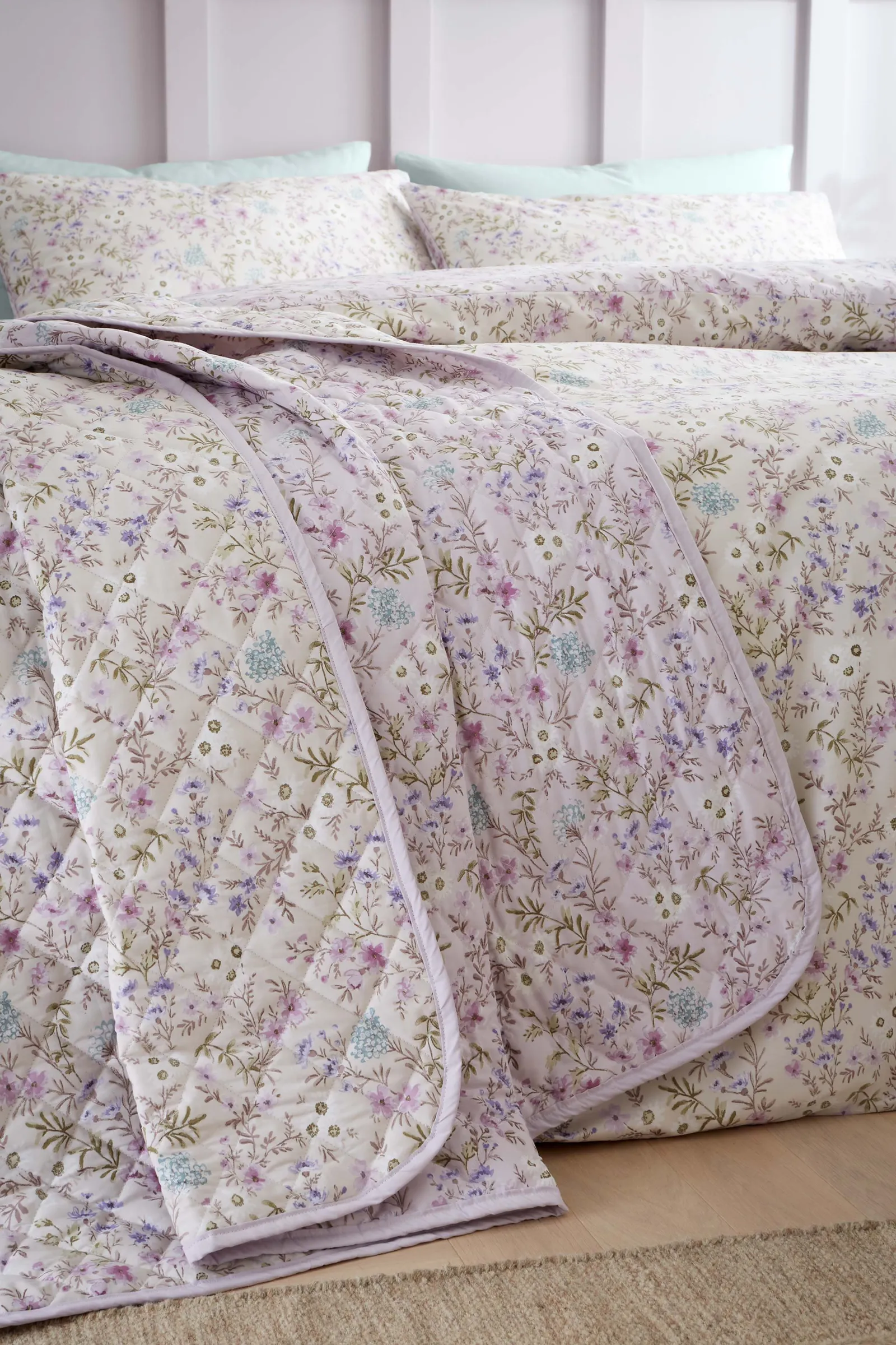 Bianca 'Ditsy Floral' 200 Thread Count Cotton Reversible Bedspread in Lilac