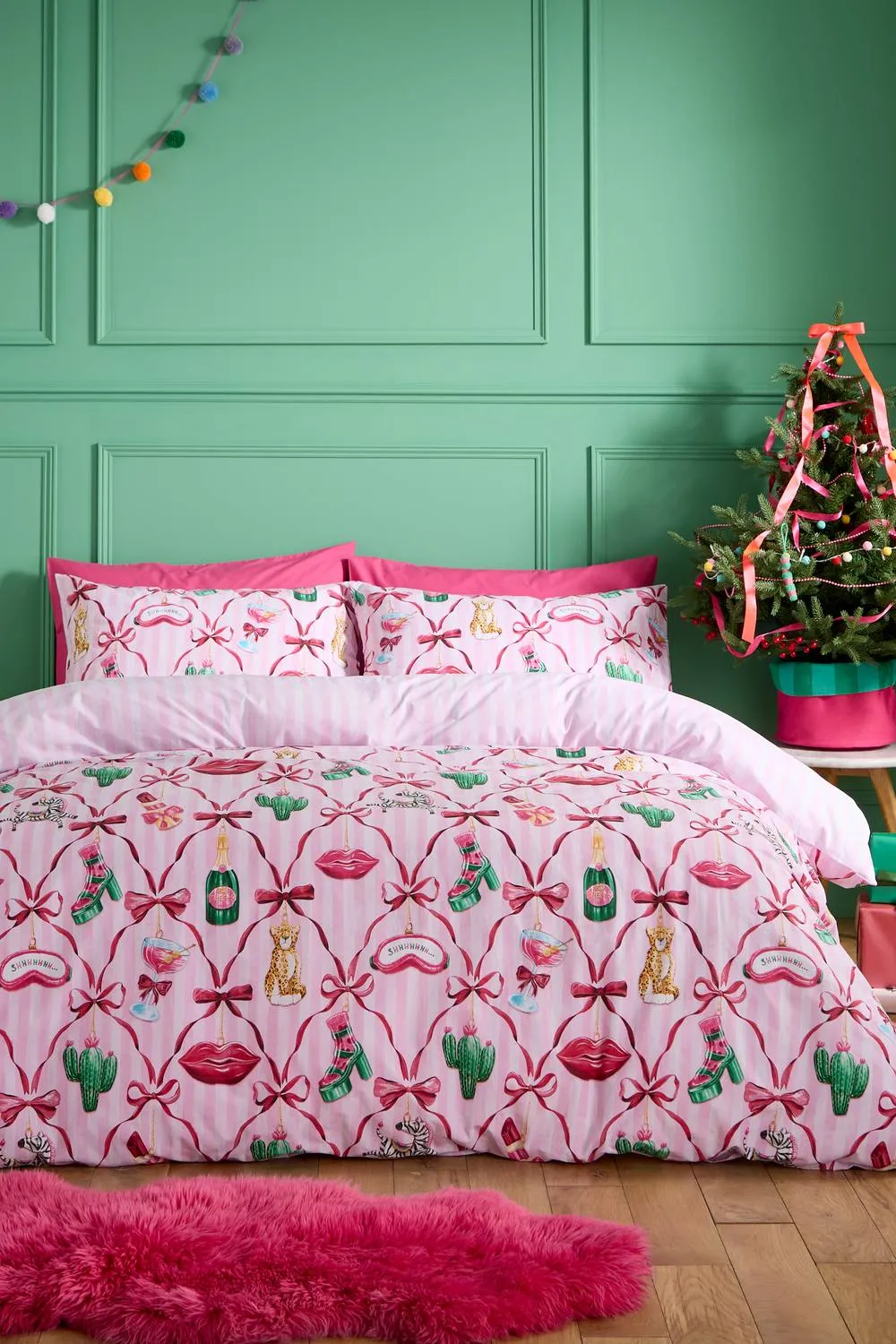 Catherine Lansfield Christmas Kitsch Reversible Duvet Cover Set in Pink 1