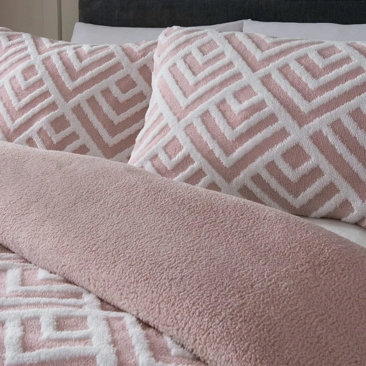 Smart Living Luxurious Geometric Jacquard Fleece Duvet Cover with Pillowcases in Pink 2