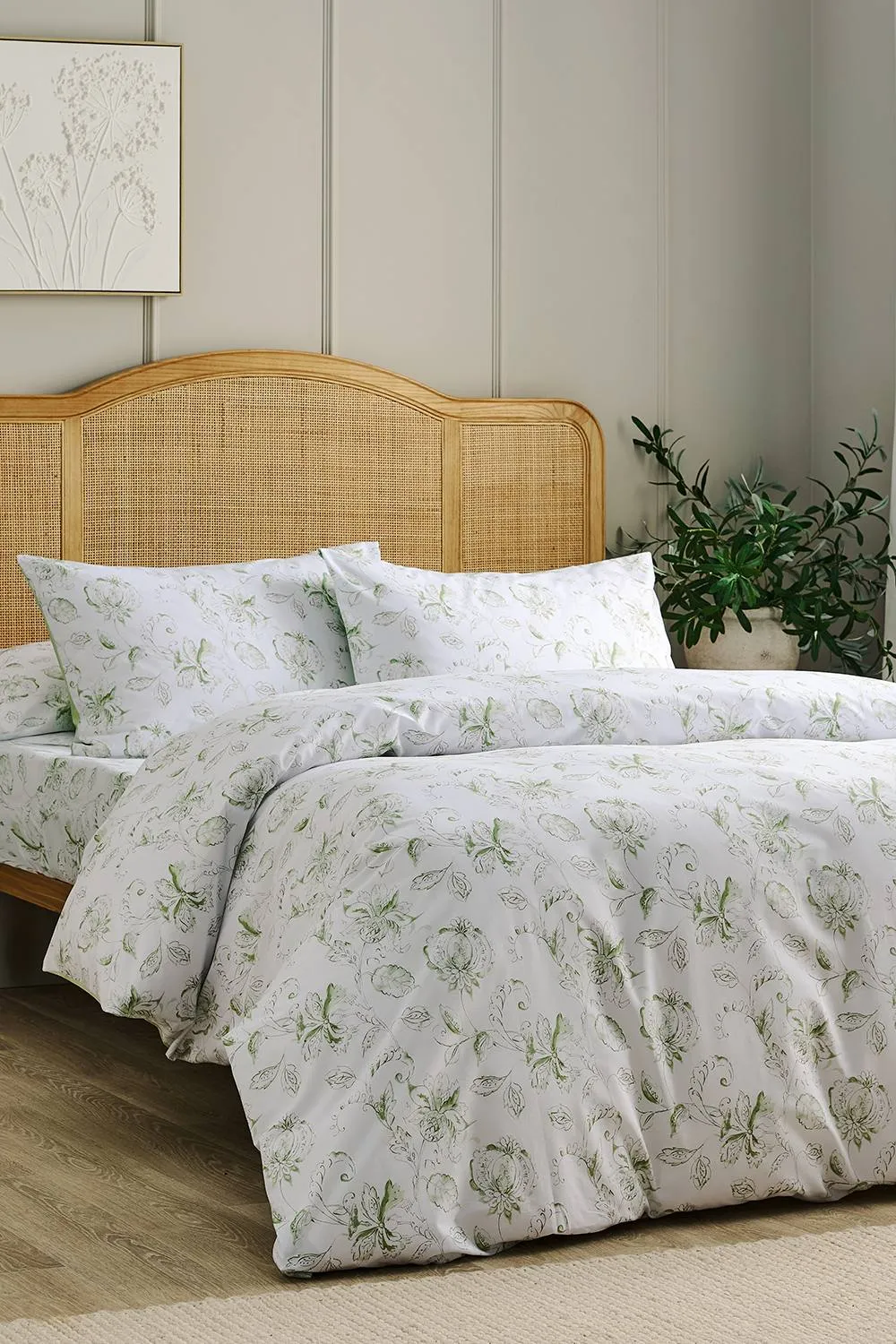 CHRISTY 'Amelia' Floral Cotton Percale Duvet Cover Set in White