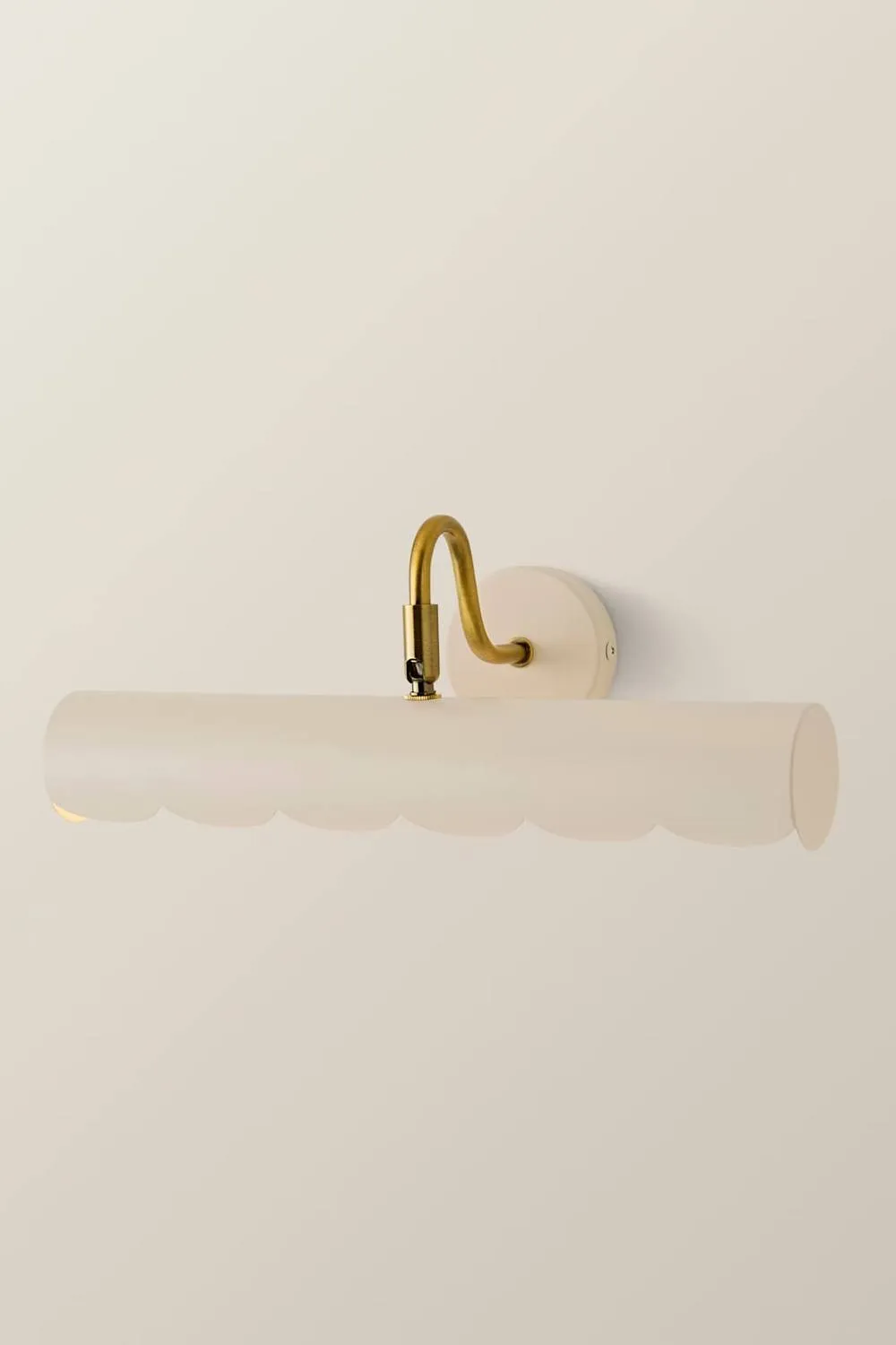 ValueLights Millie Flower Style Scallop Edge Adjustable Picture Wall Light in Cream 3