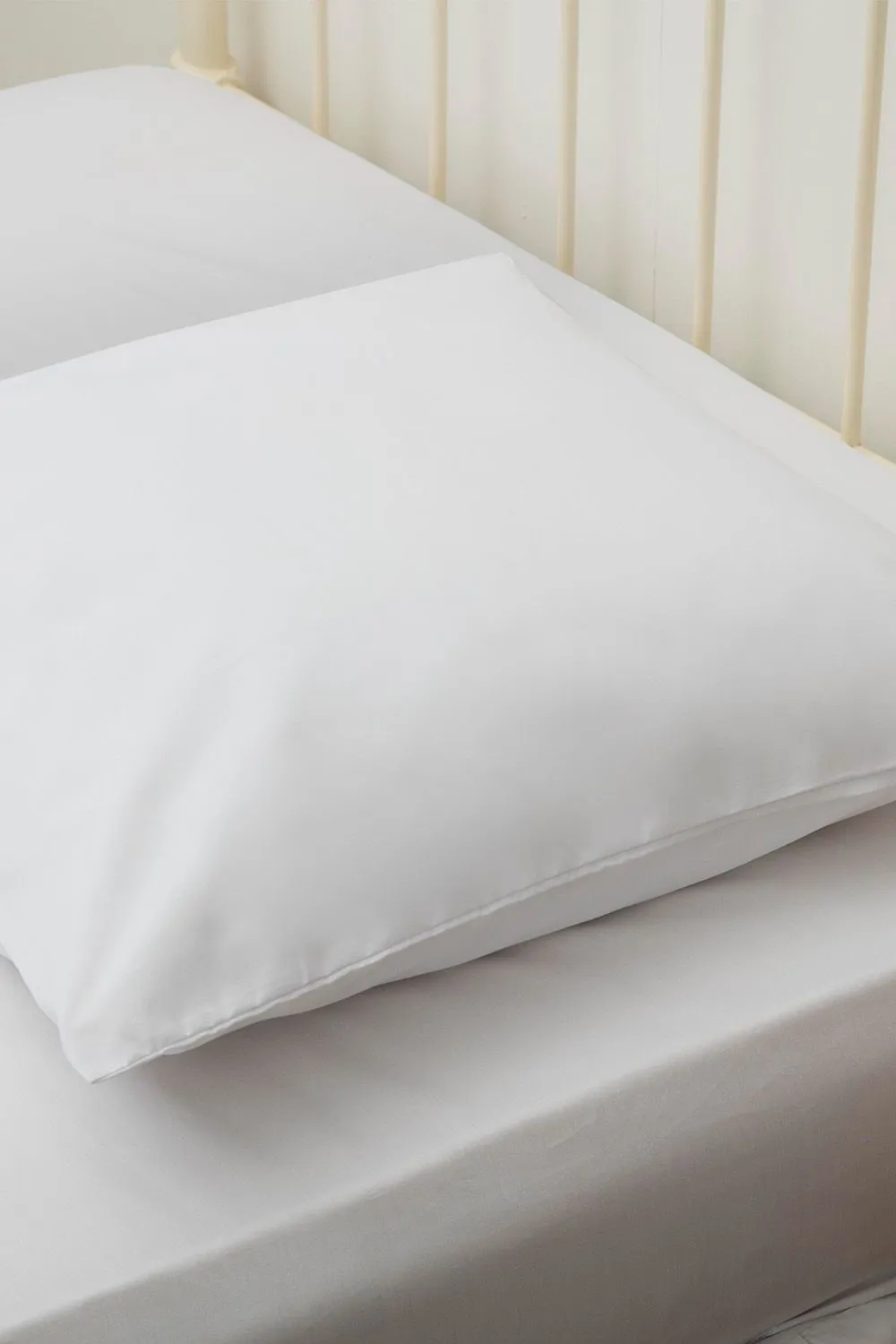Belledorm Easy Care 200 Thread Count Cotton Polyester Percale Continental Pillowcase in White 2