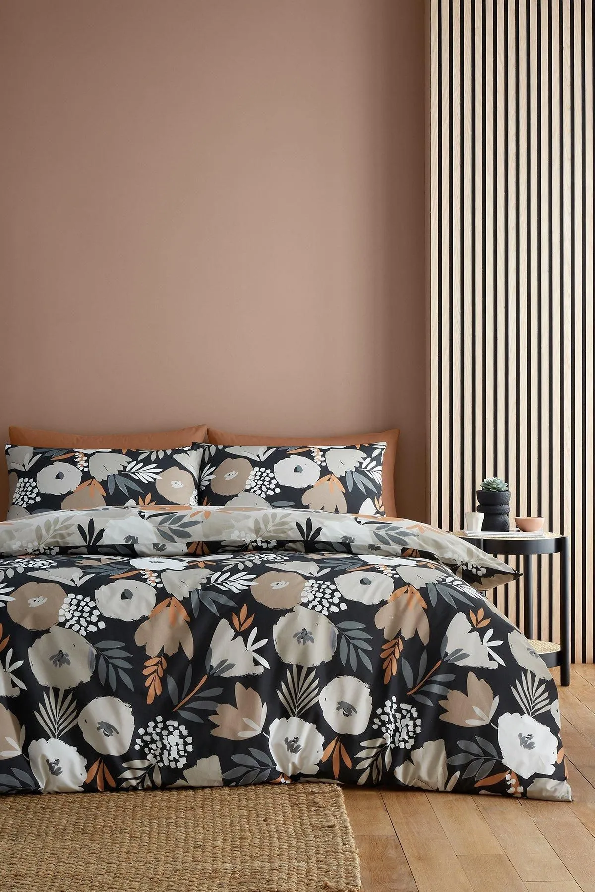 Fusion 'Yasmin' Abstract Floral Easycare Duvet Cover Set in Black 5