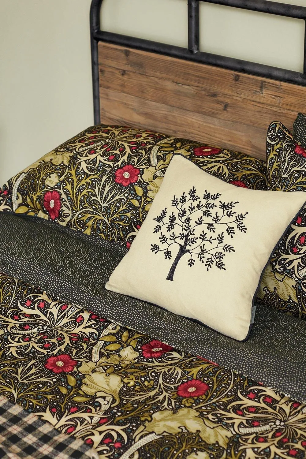 Morris & Co 'Morris Seaweed Cotton' Cover Set in Black 2