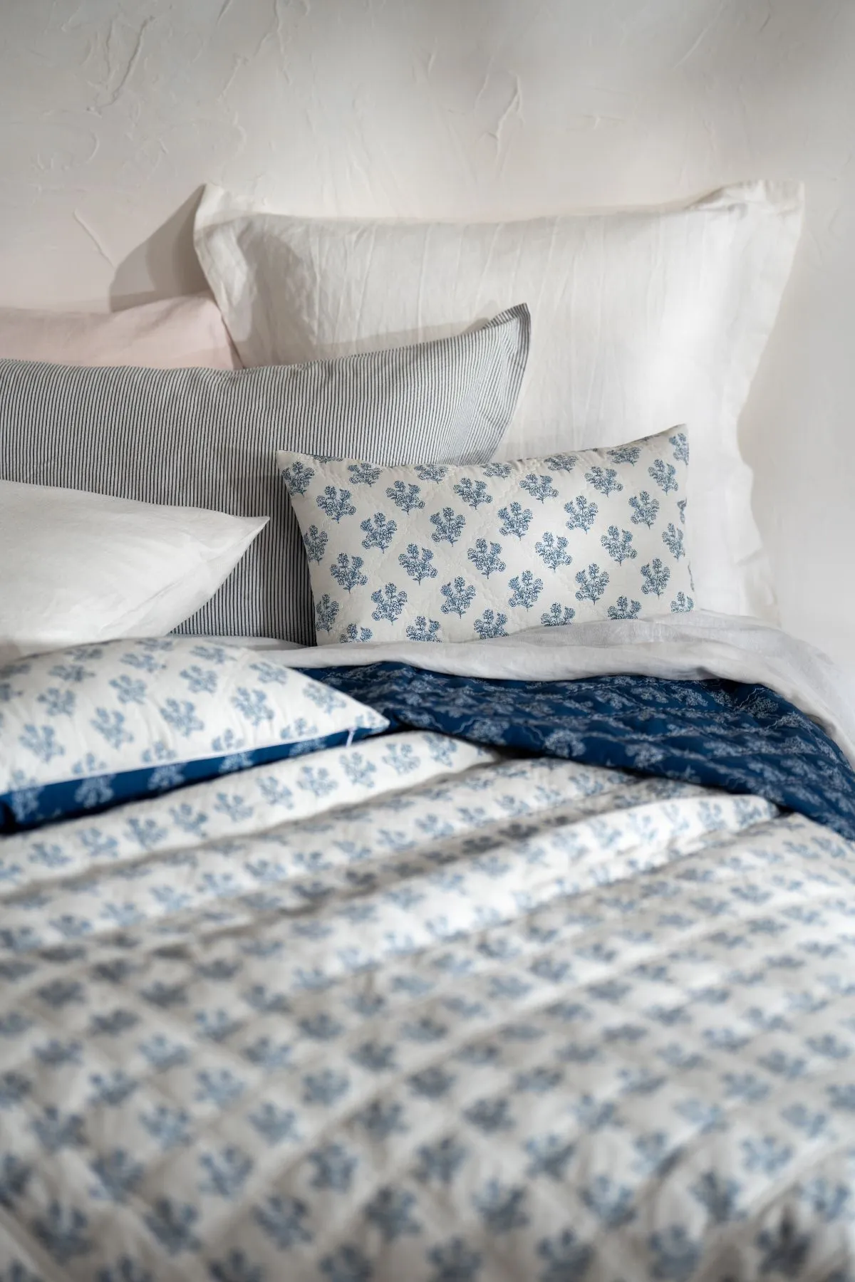Soak&Sleep Reversible Floral Print Bedspread in Dark Blue