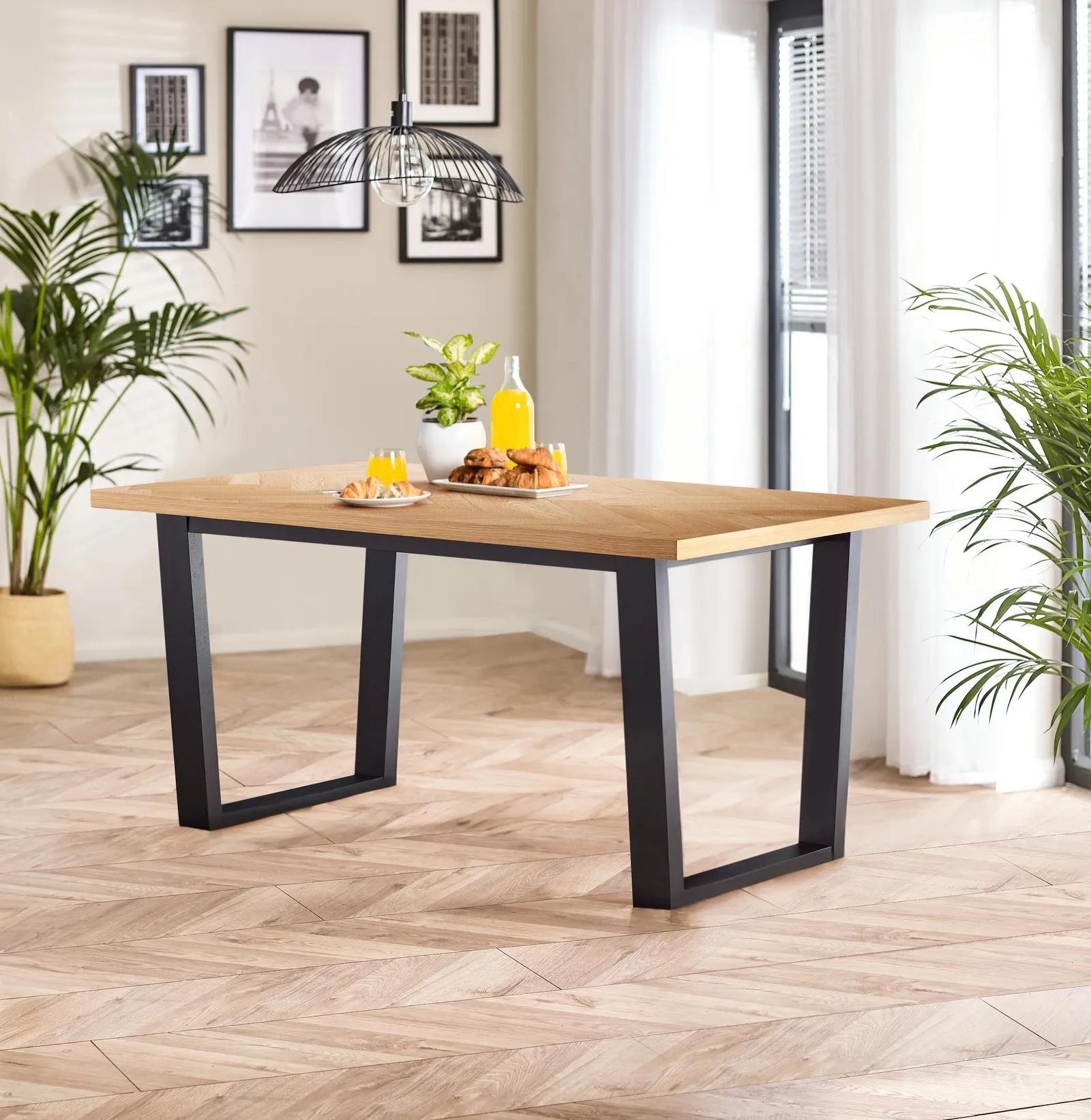 FurnitureboxUK Cotswold Rectangular 6-Seater Oak Coloured Wooden Dining Table With Black Wooden Legs in Light Oak