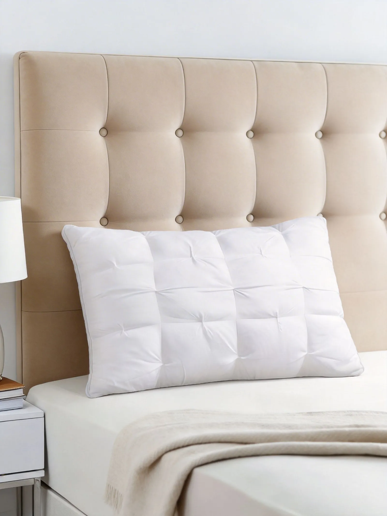 Living and Home 1000g Comfortable High Elasticity Twisted-Pleat Pillow in White