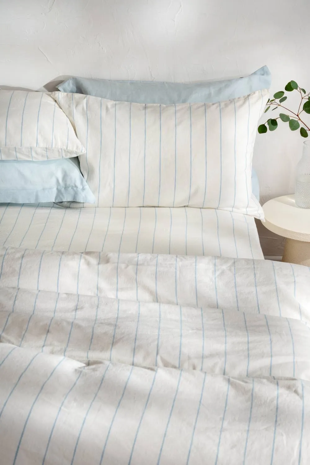 Soak&Sleep White/Blue Pinstripe Linen/Cotton Duvet Cover in White 1